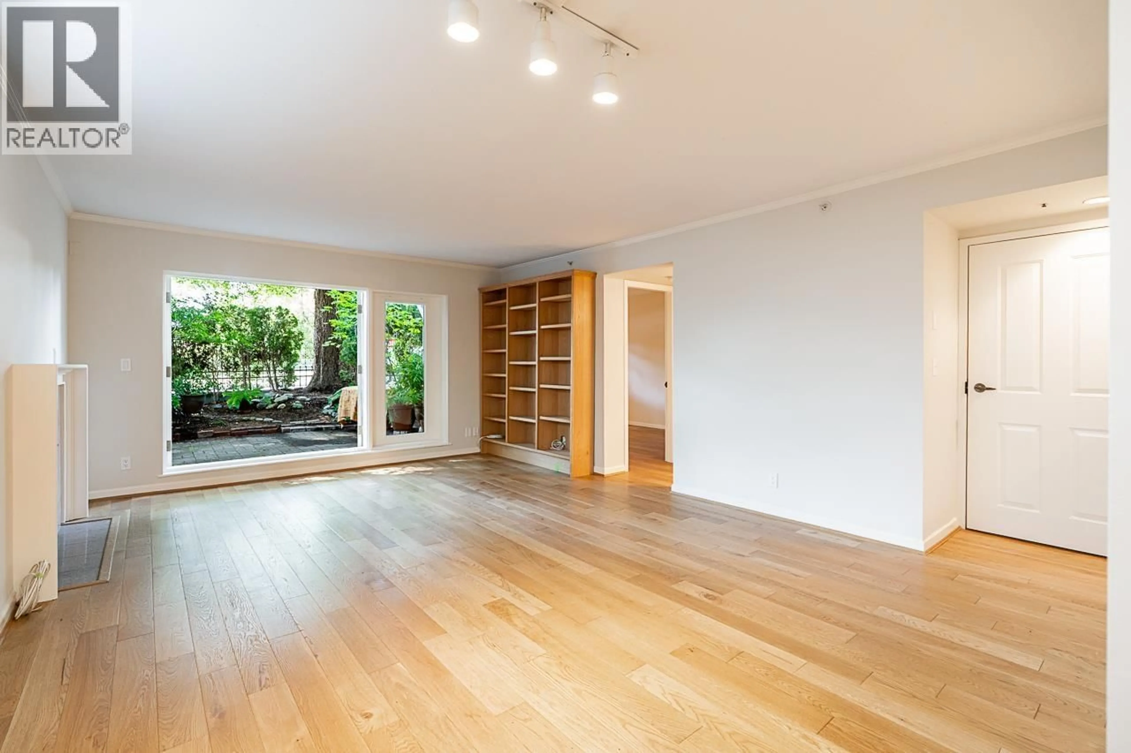 Indoor foyer for 102 - 3188 CAMOSUN STREET, Vancouver British Columbia V6R3X1