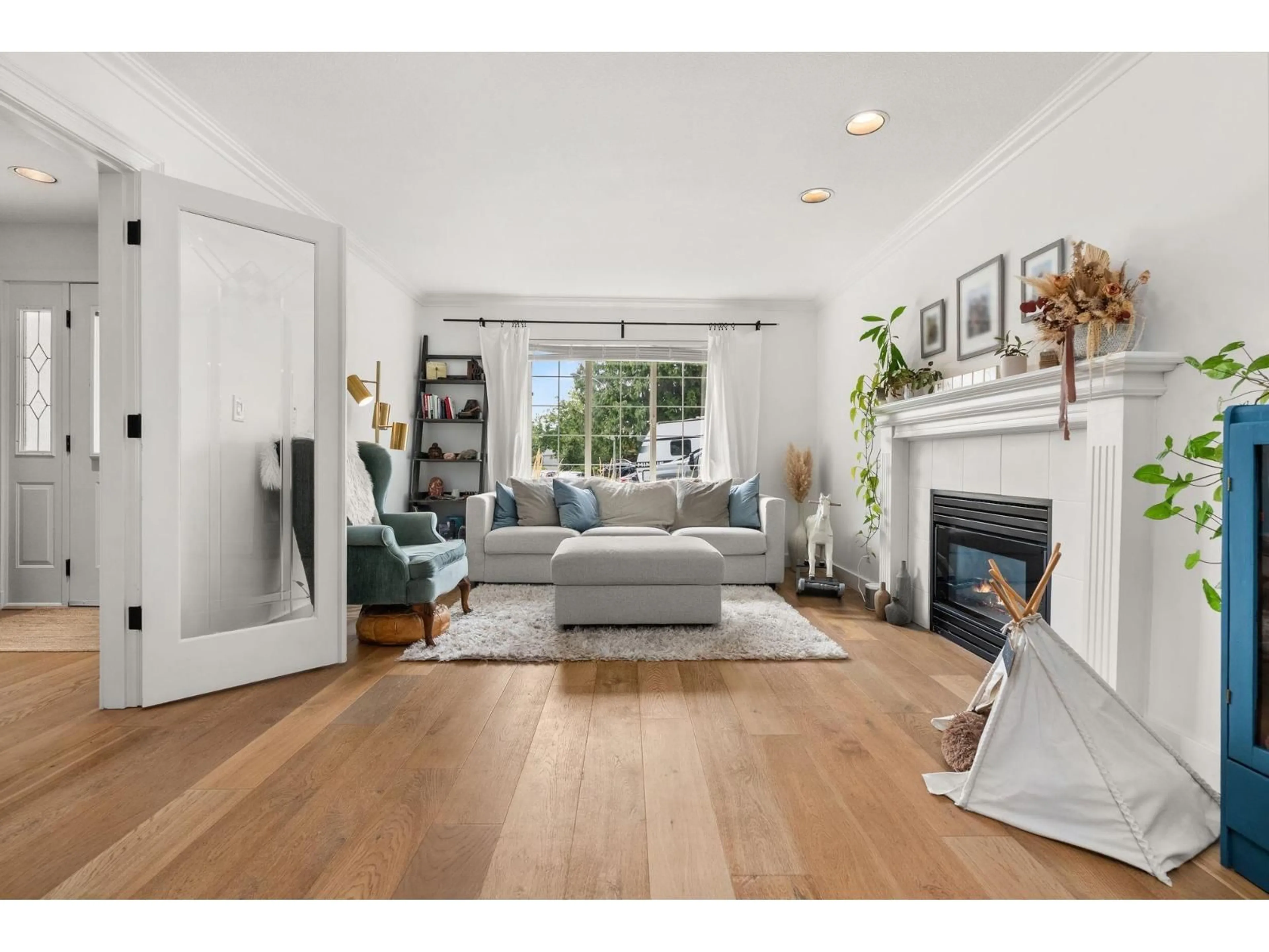 Living room with furniture, wood/laminate floor for 6185 170A, Surrey British Columbia V3S8G9