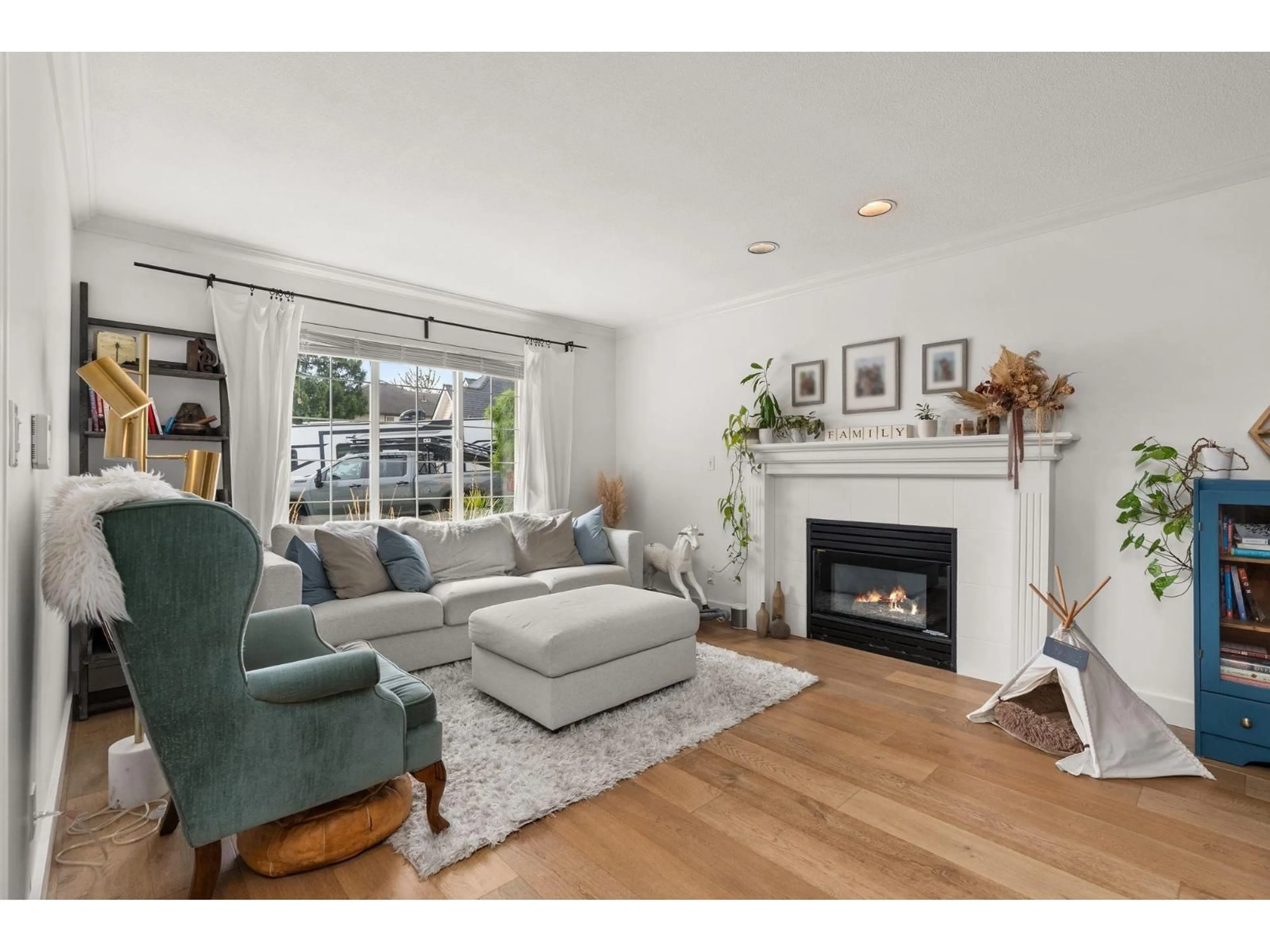Living room with furniture, unknown for 6185 170A, Surrey British Columbia V3S8G9