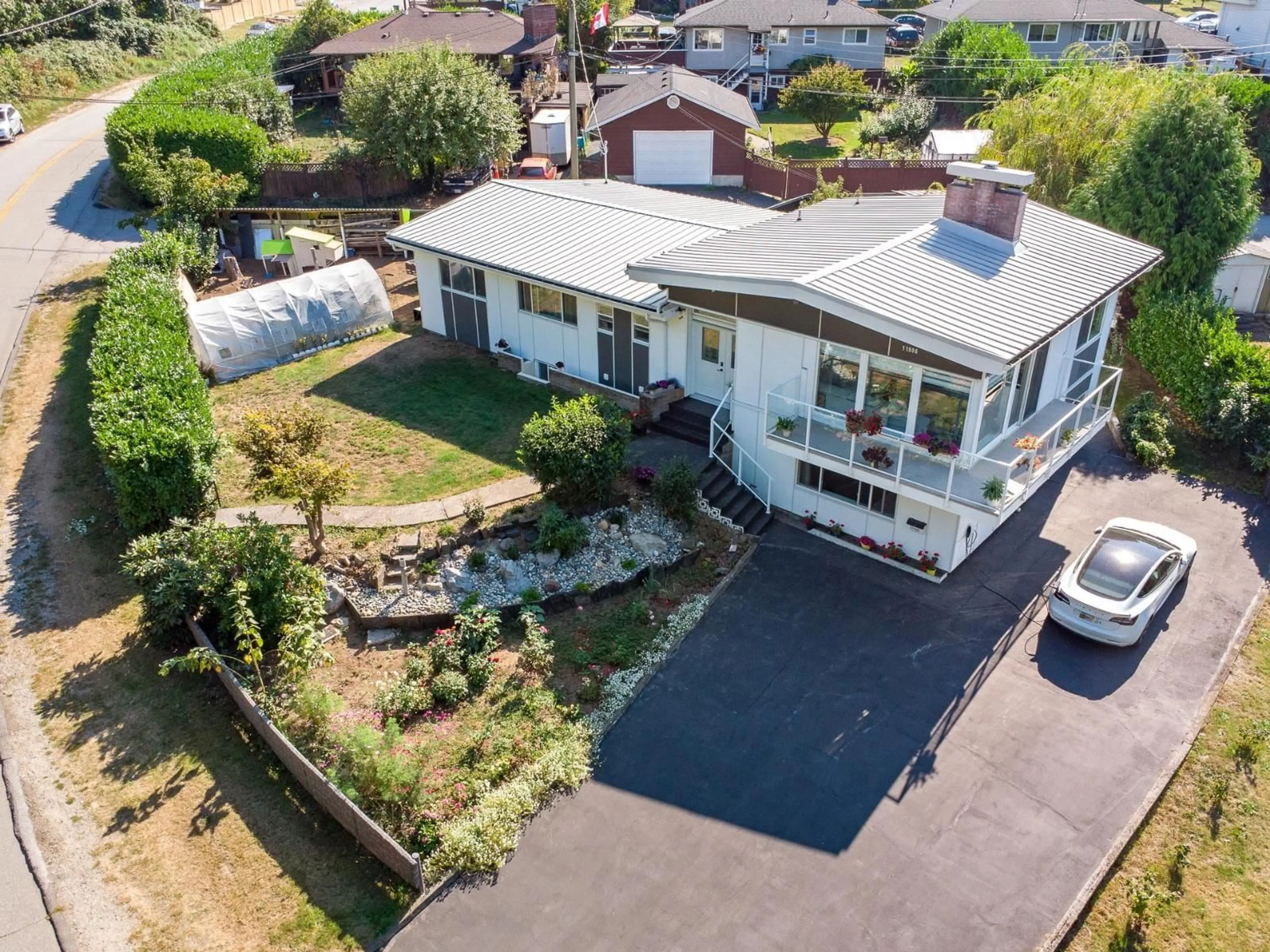 A pic from outside/outdoor area/front of a property/back of a property/a pic from drone, street for 11906 100, Surrey British Columbia V3V2W1