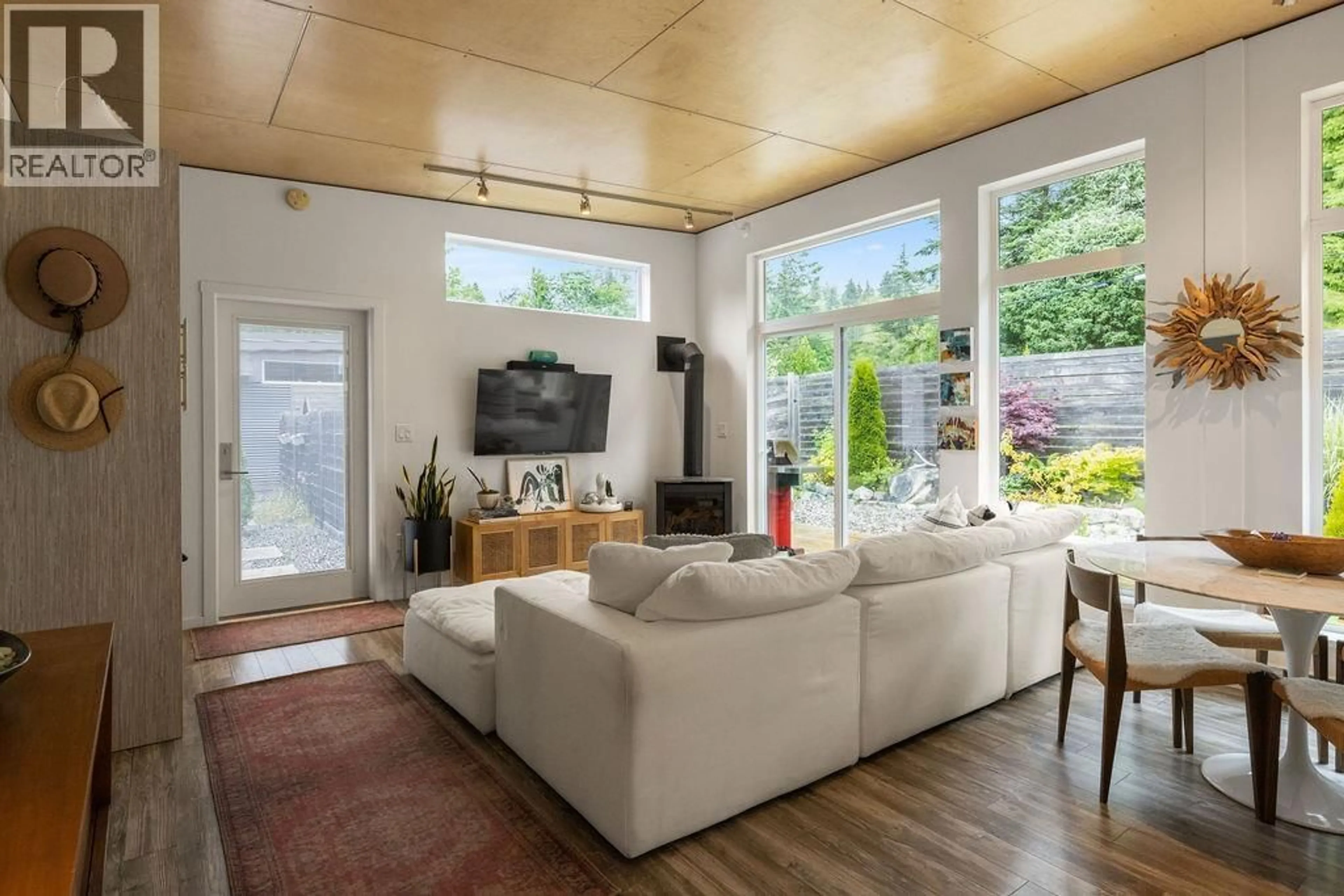 Living room with furniture, unknown for 890 TROWER LANE, Gibsons British Columbia V0N1V7