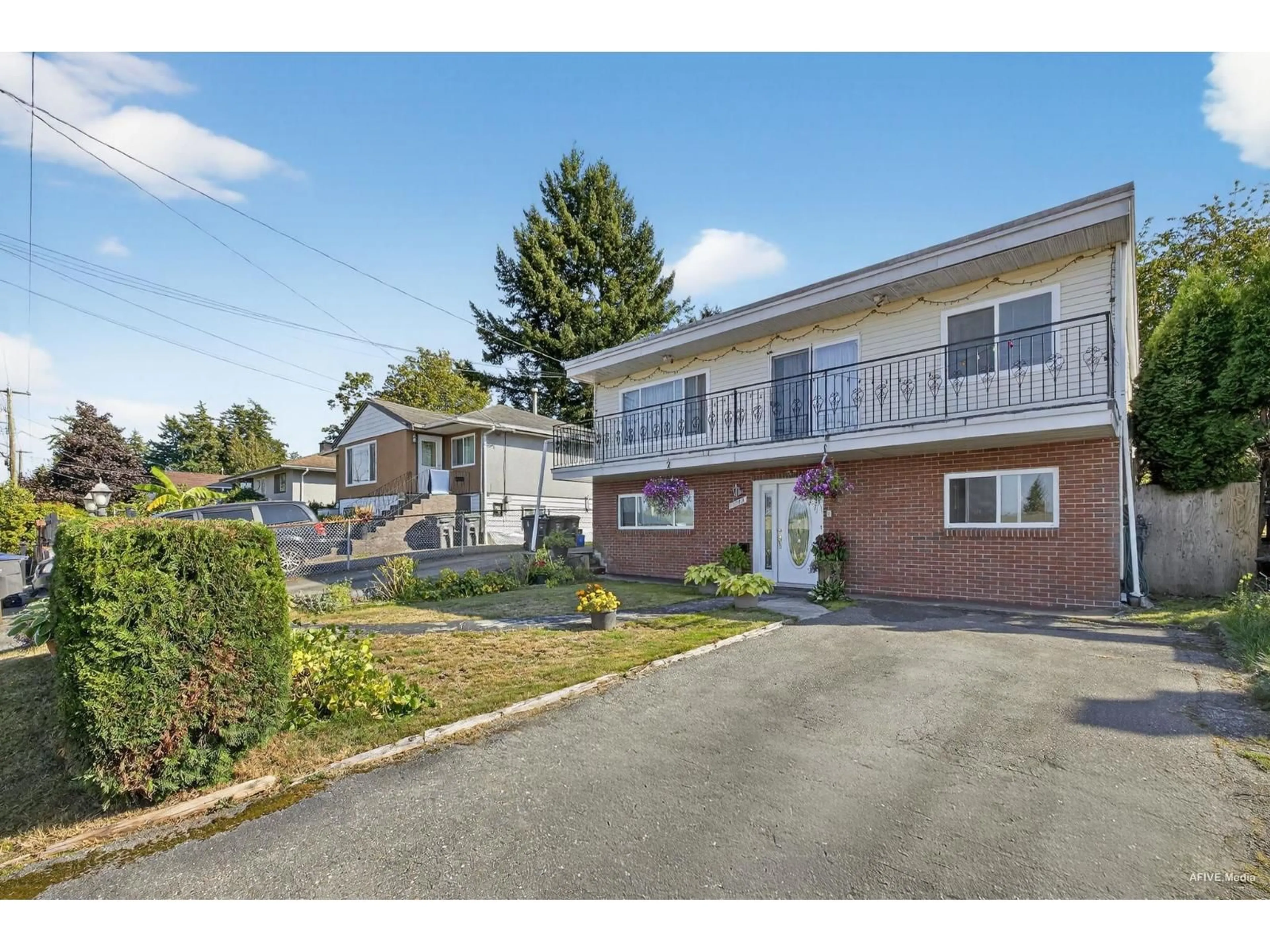 A pic from outside/outdoor area/front of a property/back of a property/a pic from drone, street for 11640 98A, Surrey British Columbia V3V2K9