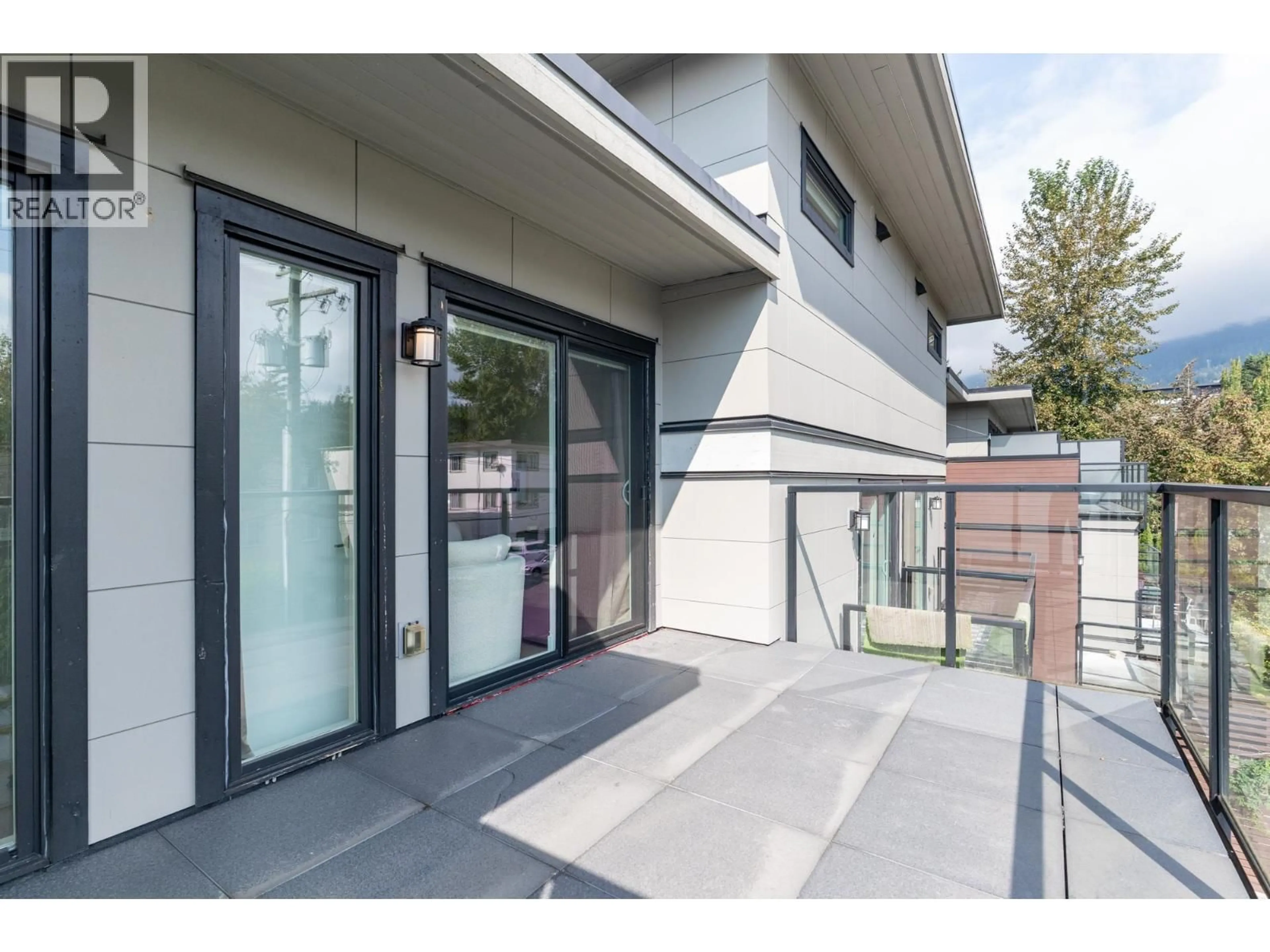 Indoor foyer for 16 - 2358 WESTERN AVENUE, North Vancouver British Columbia V7M2L3