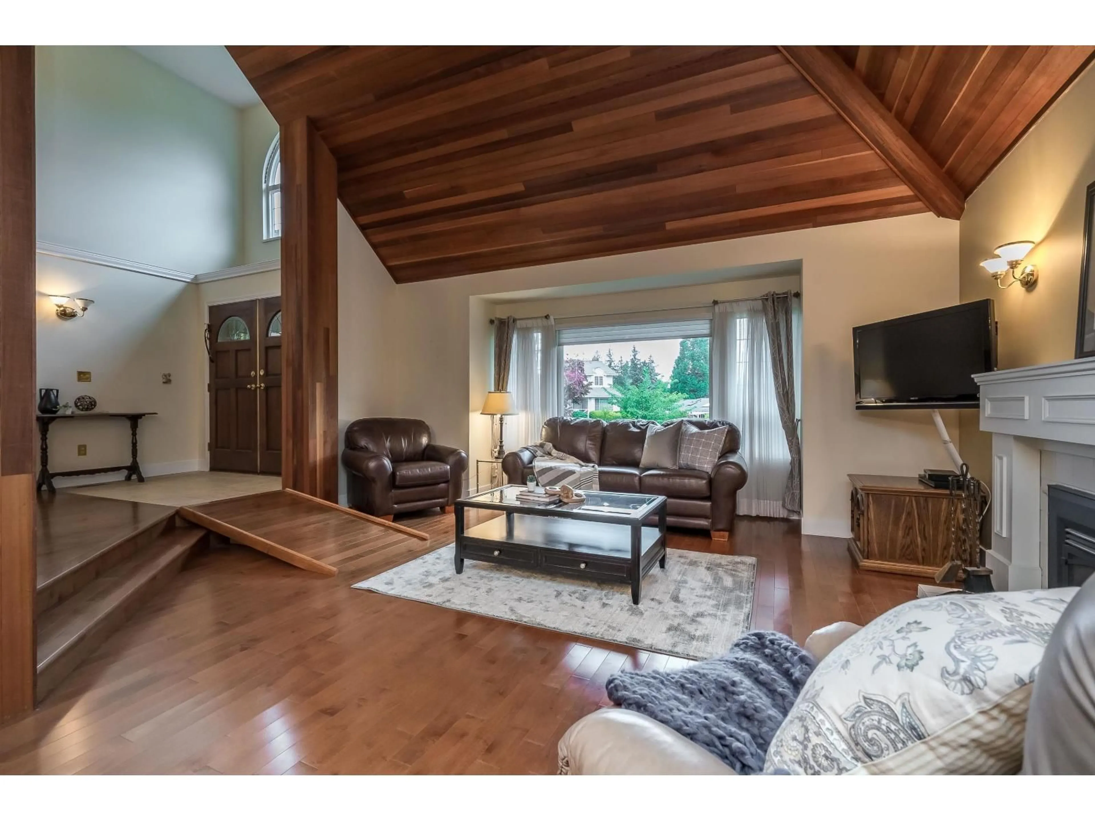 Living room with furniture, wood/laminate floor for 15336 KILLARNEY, Surrey British Columbia V3S6L6