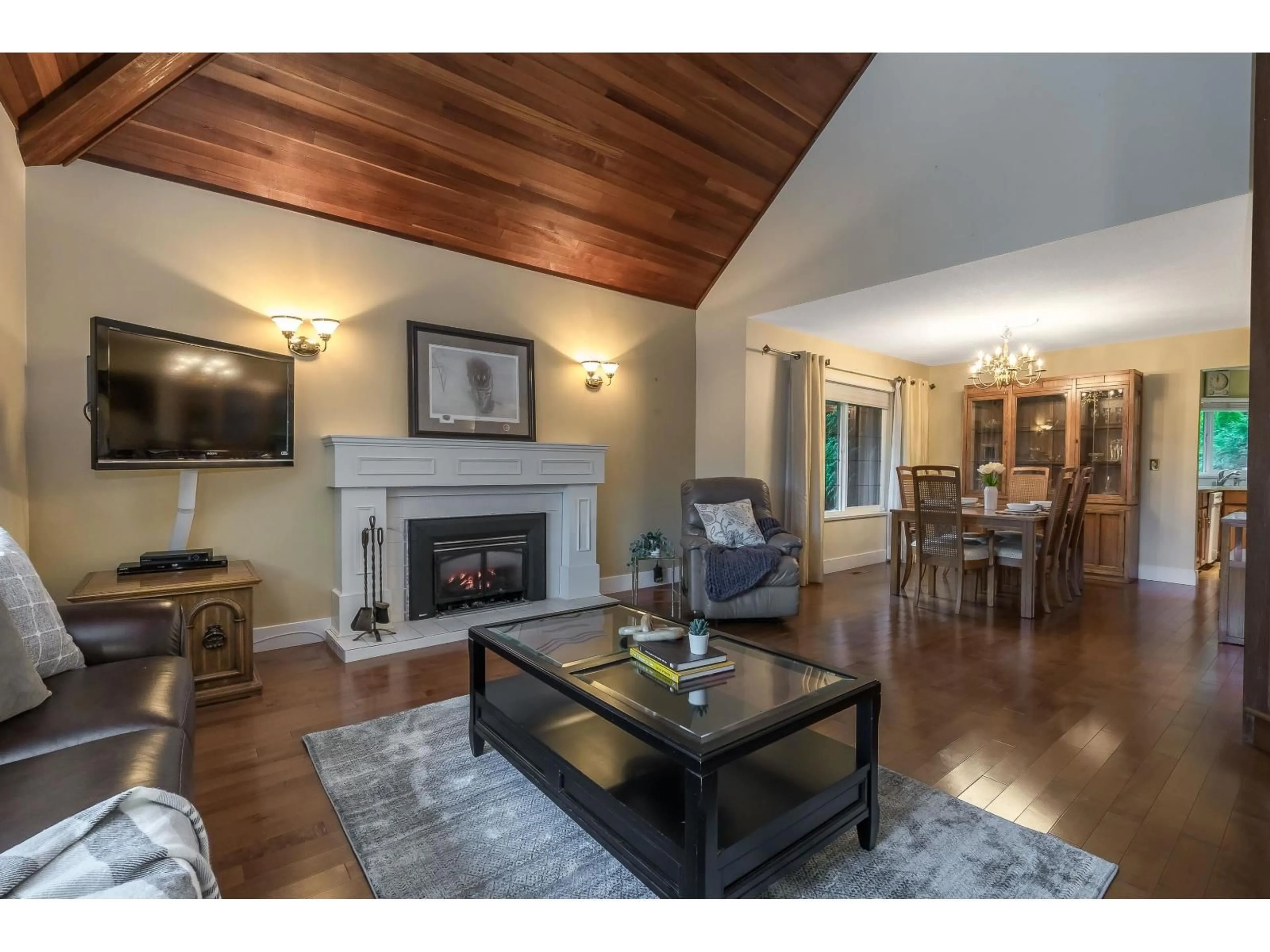 Living room with furniture, wood/laminate floor for 15336 KILLARNEY, Surrey British Columbia V3S6L6
