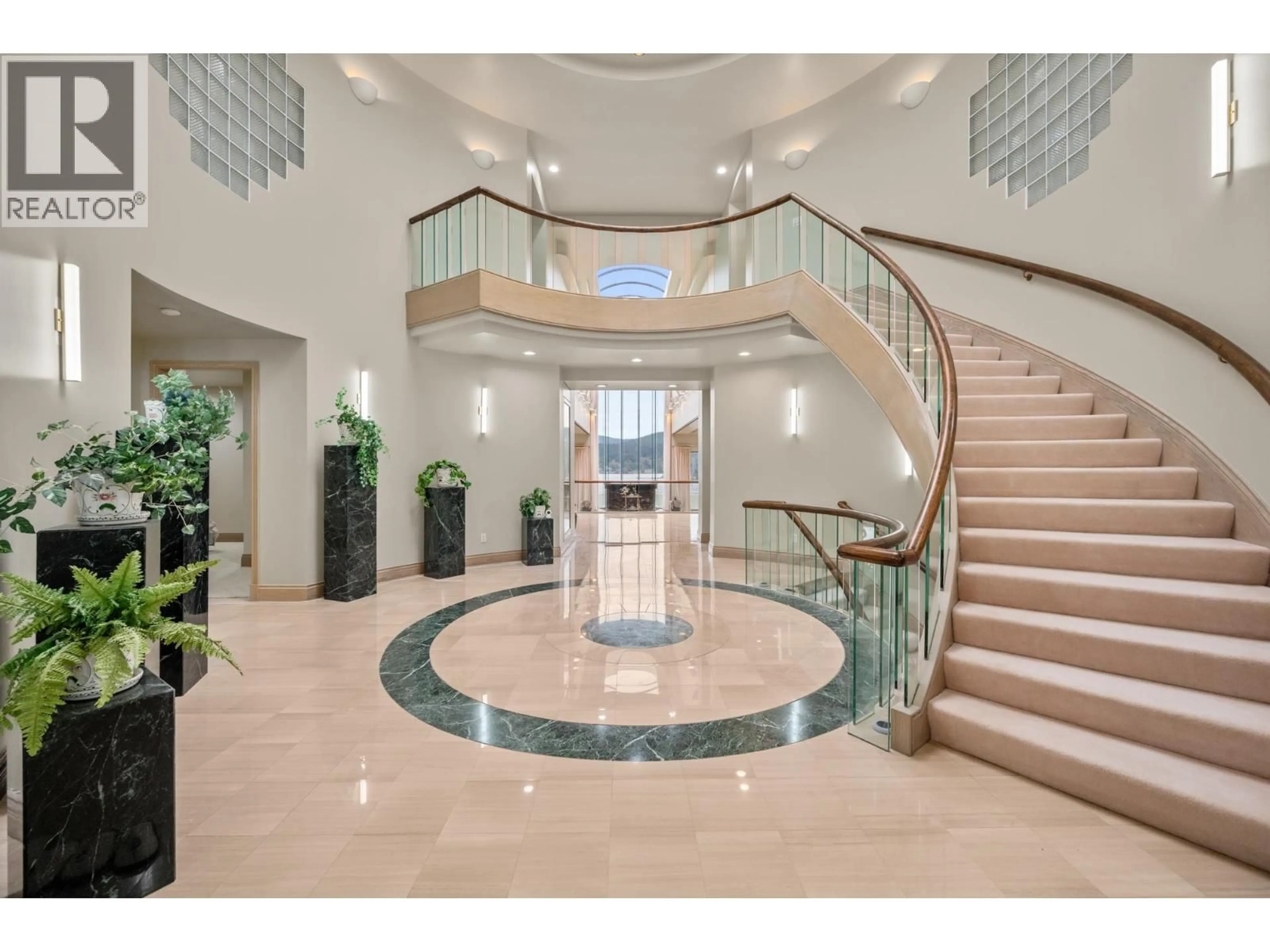 Indoor foyer for 828 BEACHVIEW DRIVE, North Vancouver British Columbia V7G1R1