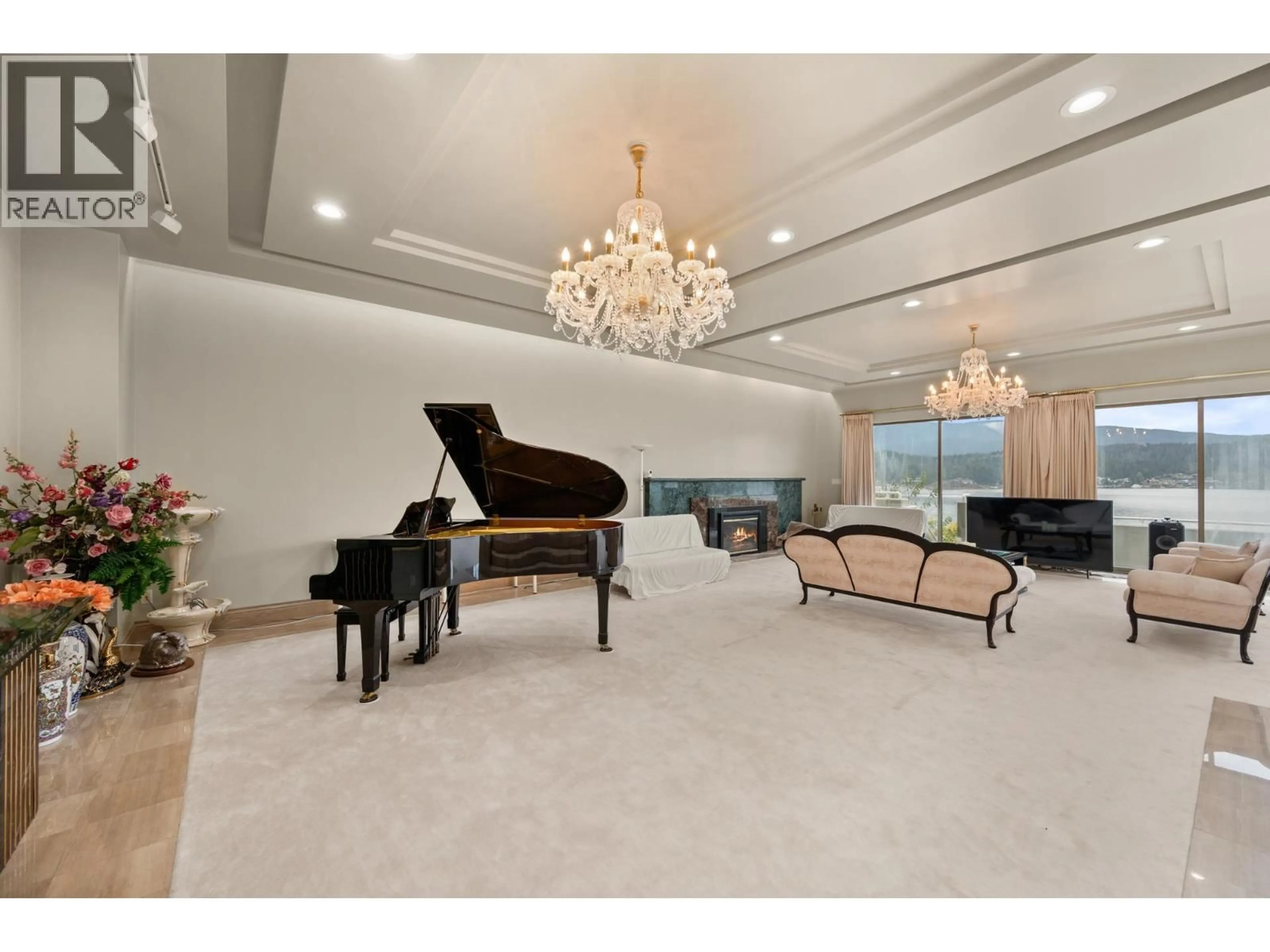 Indoor foyer for 828 BEACHVIEW DRIVE, North Vancouver British Columbia V7G1R1