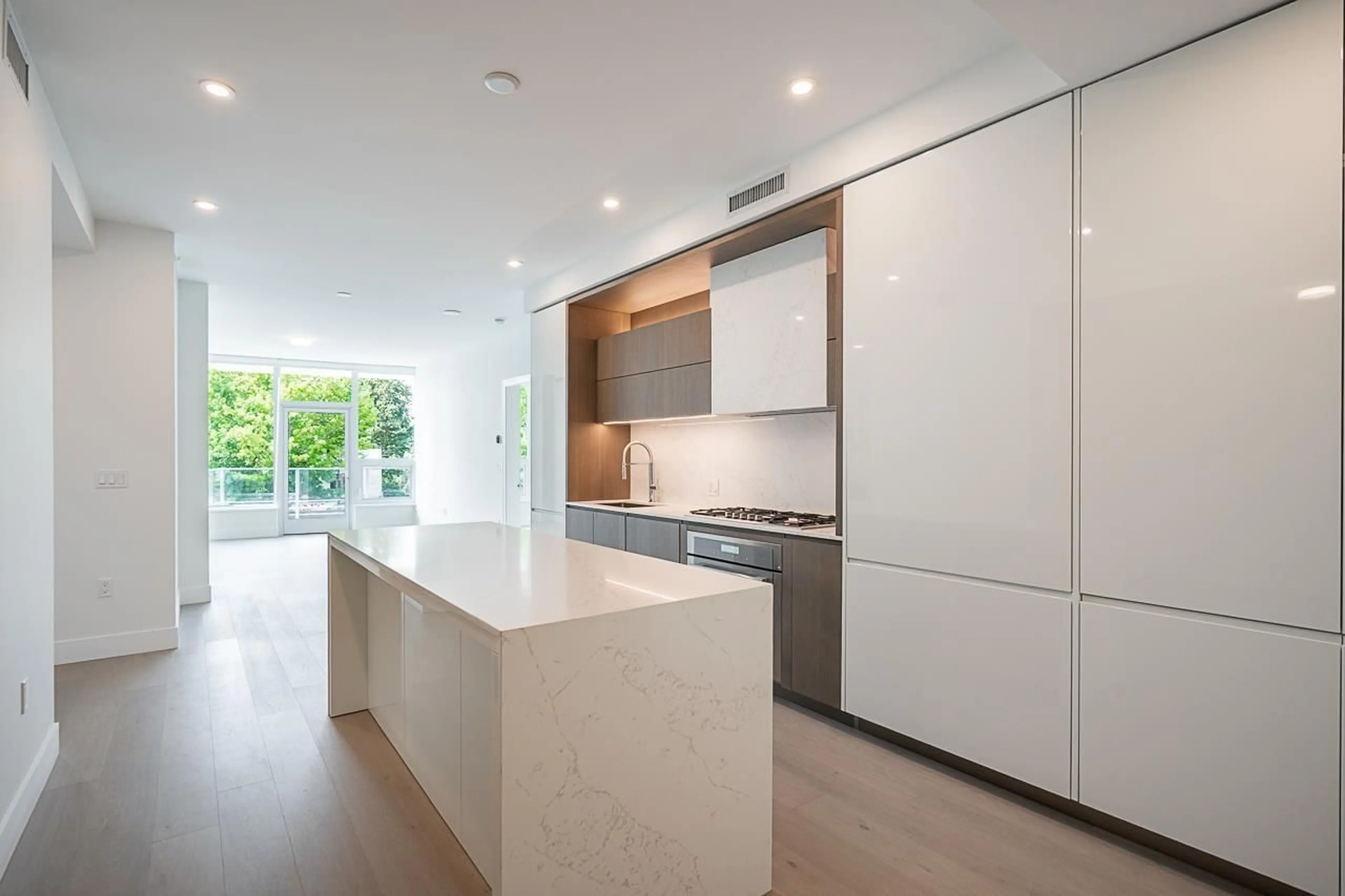 Contemporary kitchen, unknown for 212 - 1342 JOHNSTON ROAD, White Rock British Columbia V4B0C7