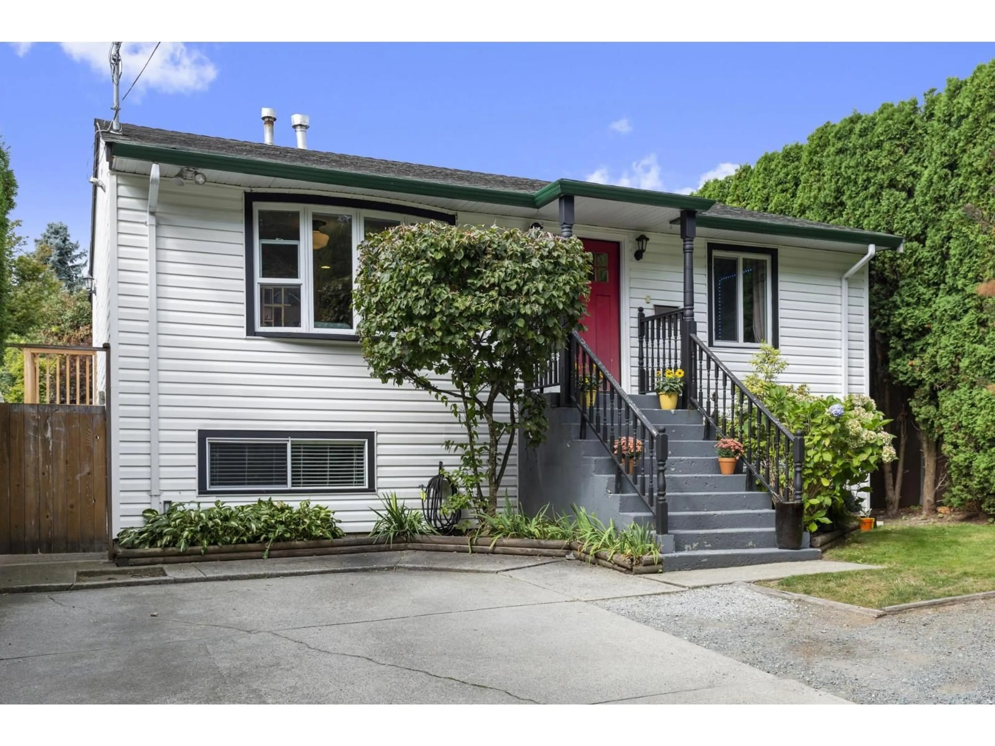 Home with vinyl exterior material, street for 7845 GRAND, Mission British Columbia V2V3T7