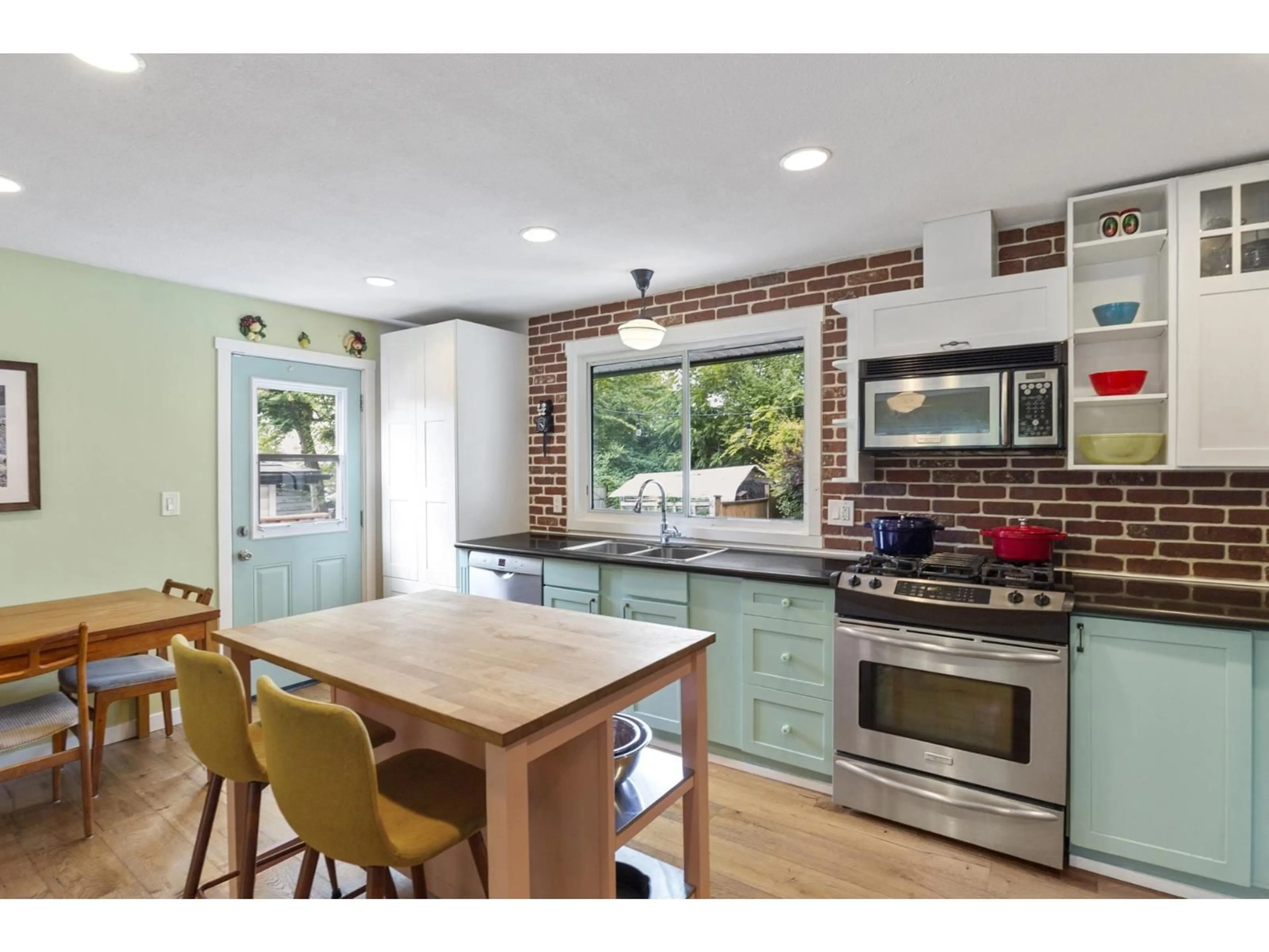 Open concept kitchen, ceramic/tile floor for 7845 GRAND, Mission British Columbia V2V3T7