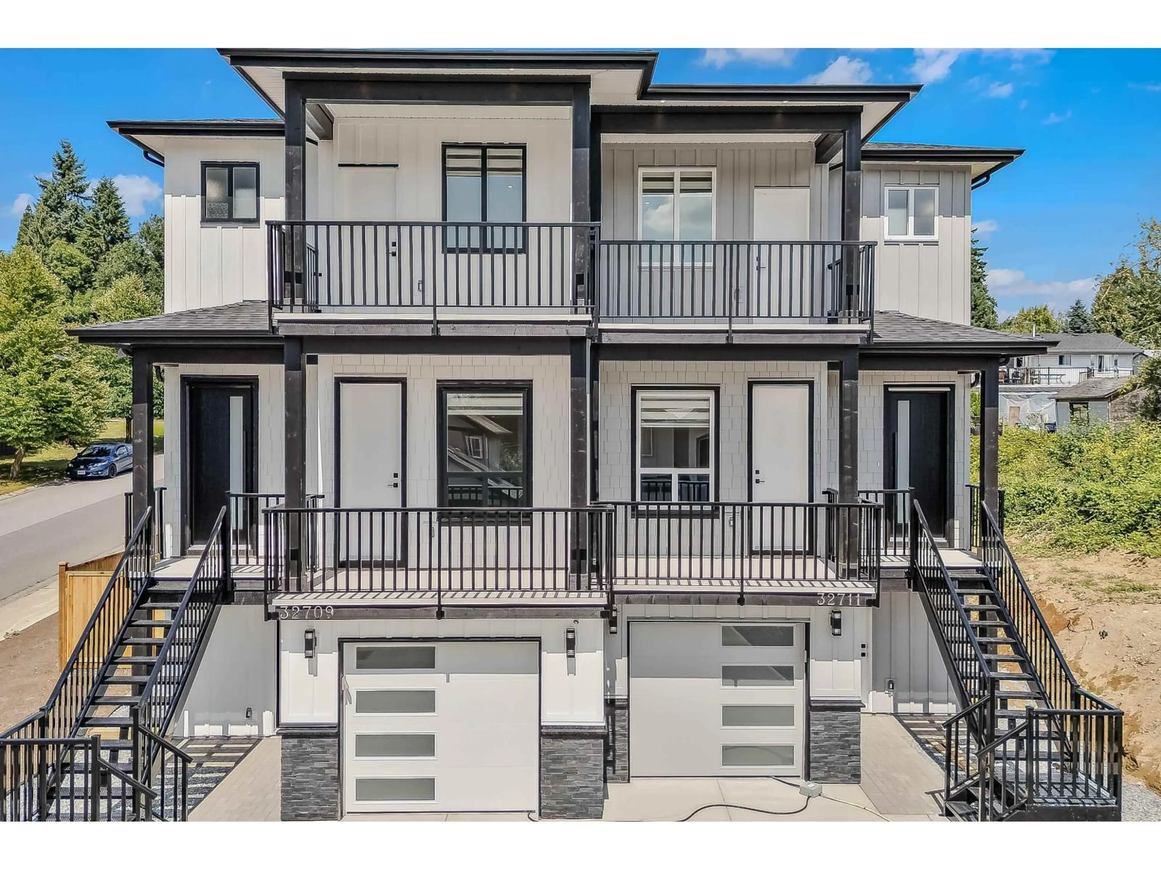 Home with vinyl exterior material, street for 32709 ANTELOPE, Mission British Columbia V2V7A9