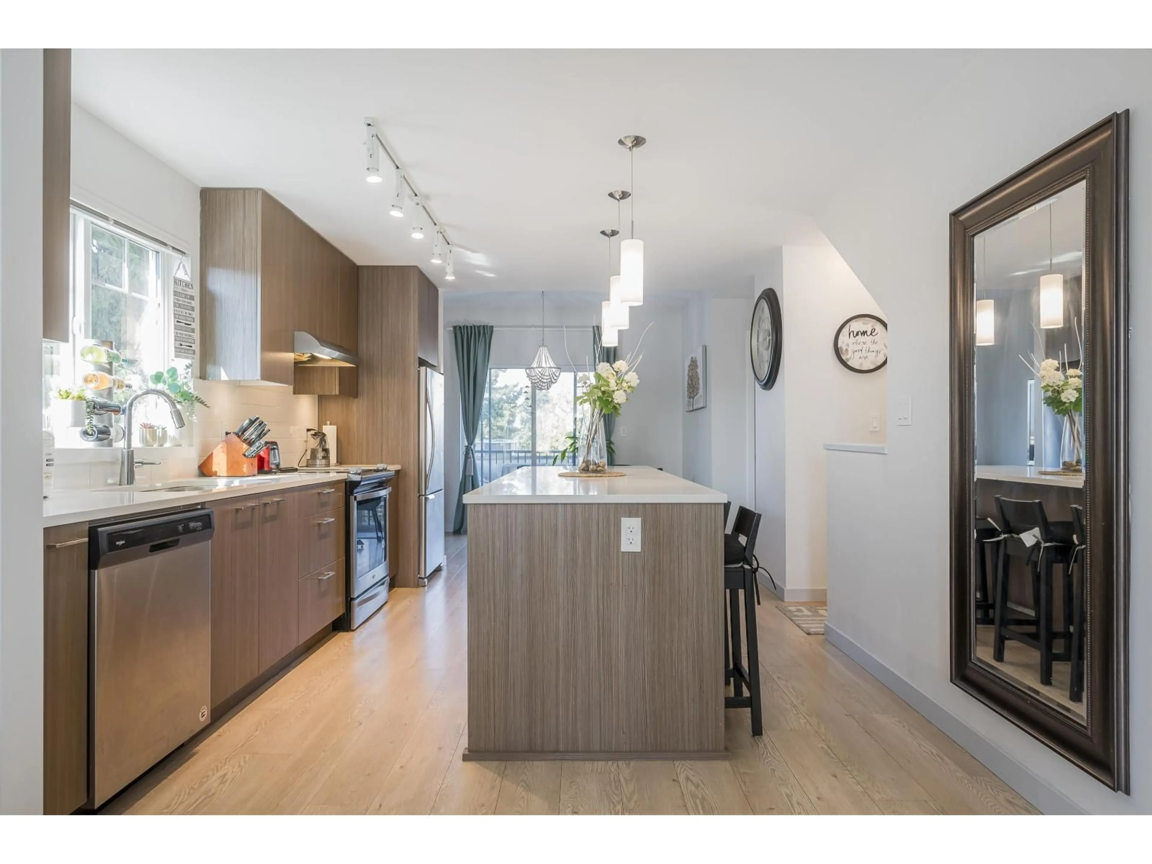 Contemporary kitchen, unknown for 141 - 32633 SIMON, Abbotsford British Columbia V2T0G9