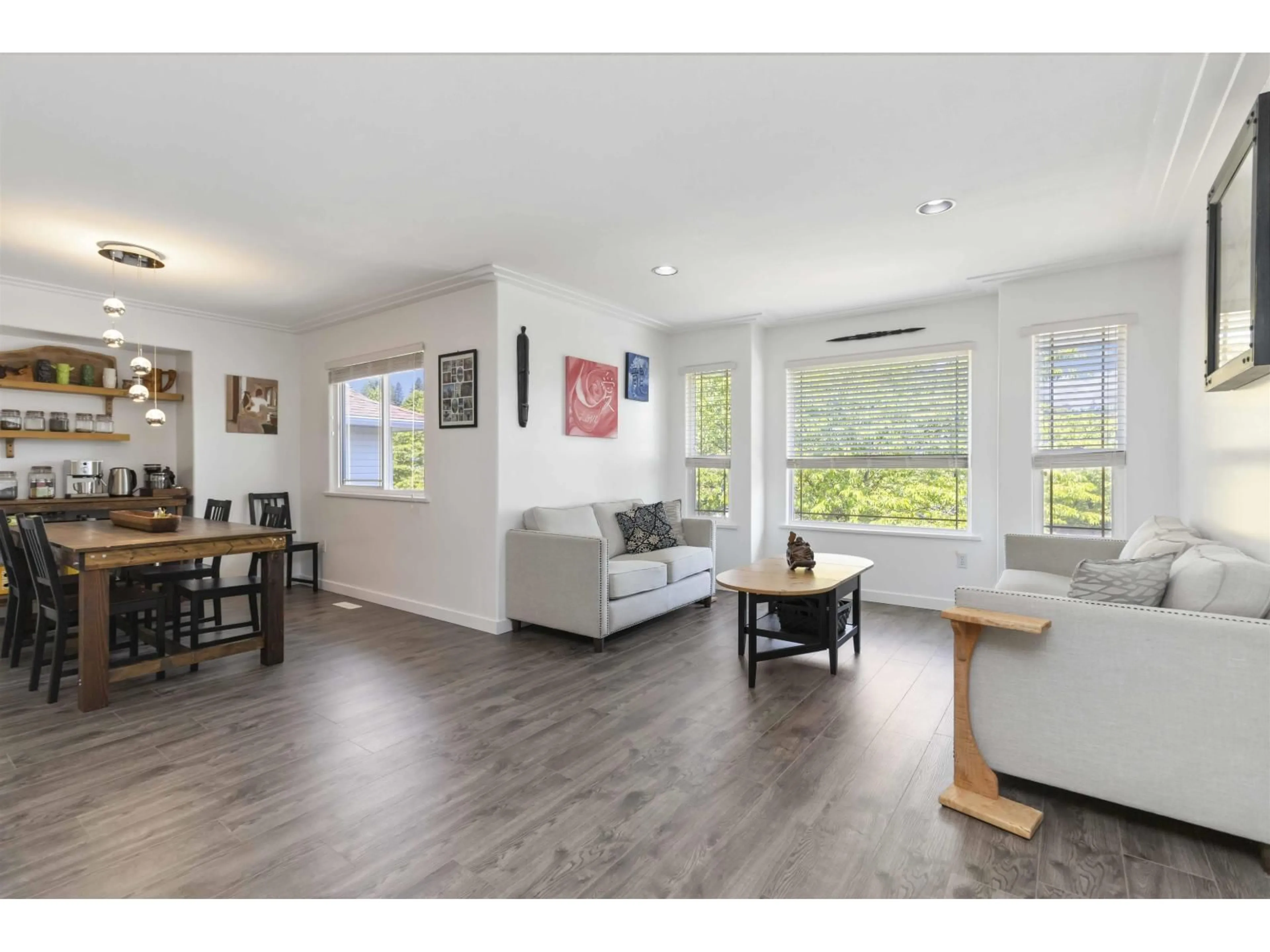 Living room with furniture, wood/laminate floor for 8181 KUNIMOTO, Mission British Columbia V2V7A4