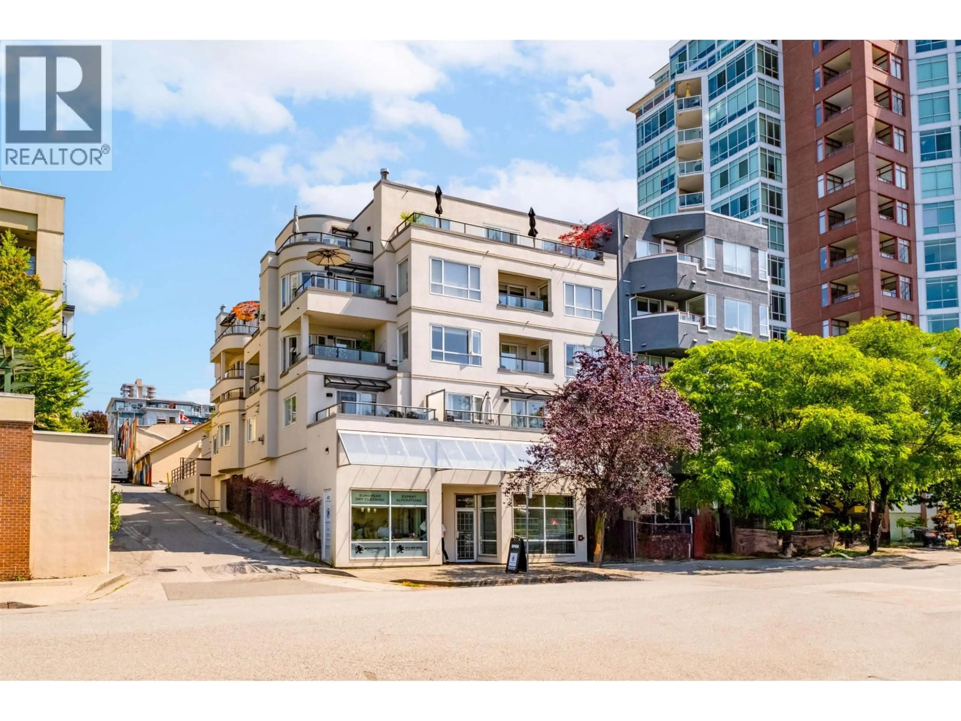 Patio, unknown for 403 - 118 2ND STREET, North Vancouver British Columbia V7L1C3