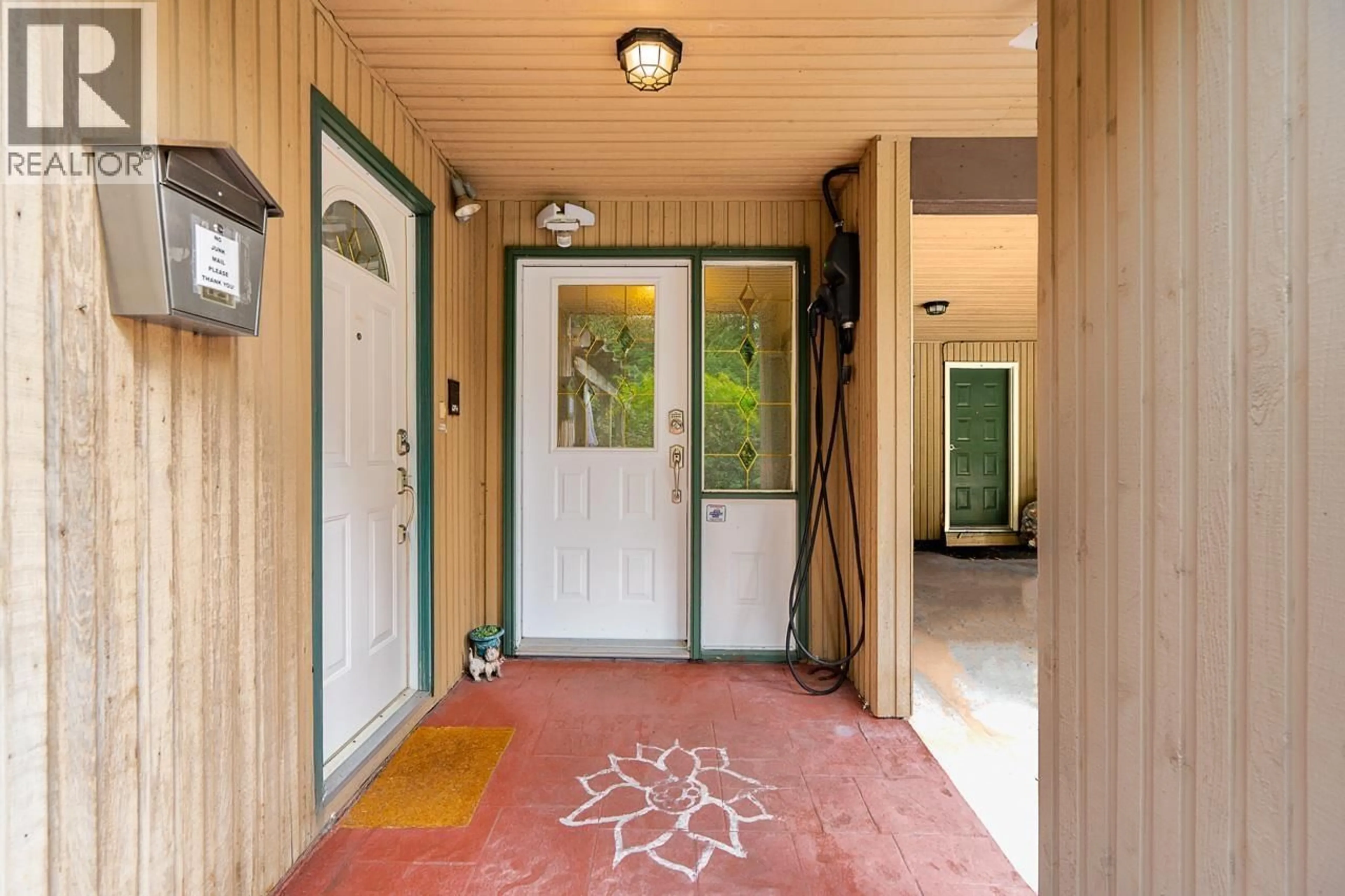 Indoor entryway for 1184 RIVERSIDE DRIVE, North Vancouver British Columbia V7H1V5