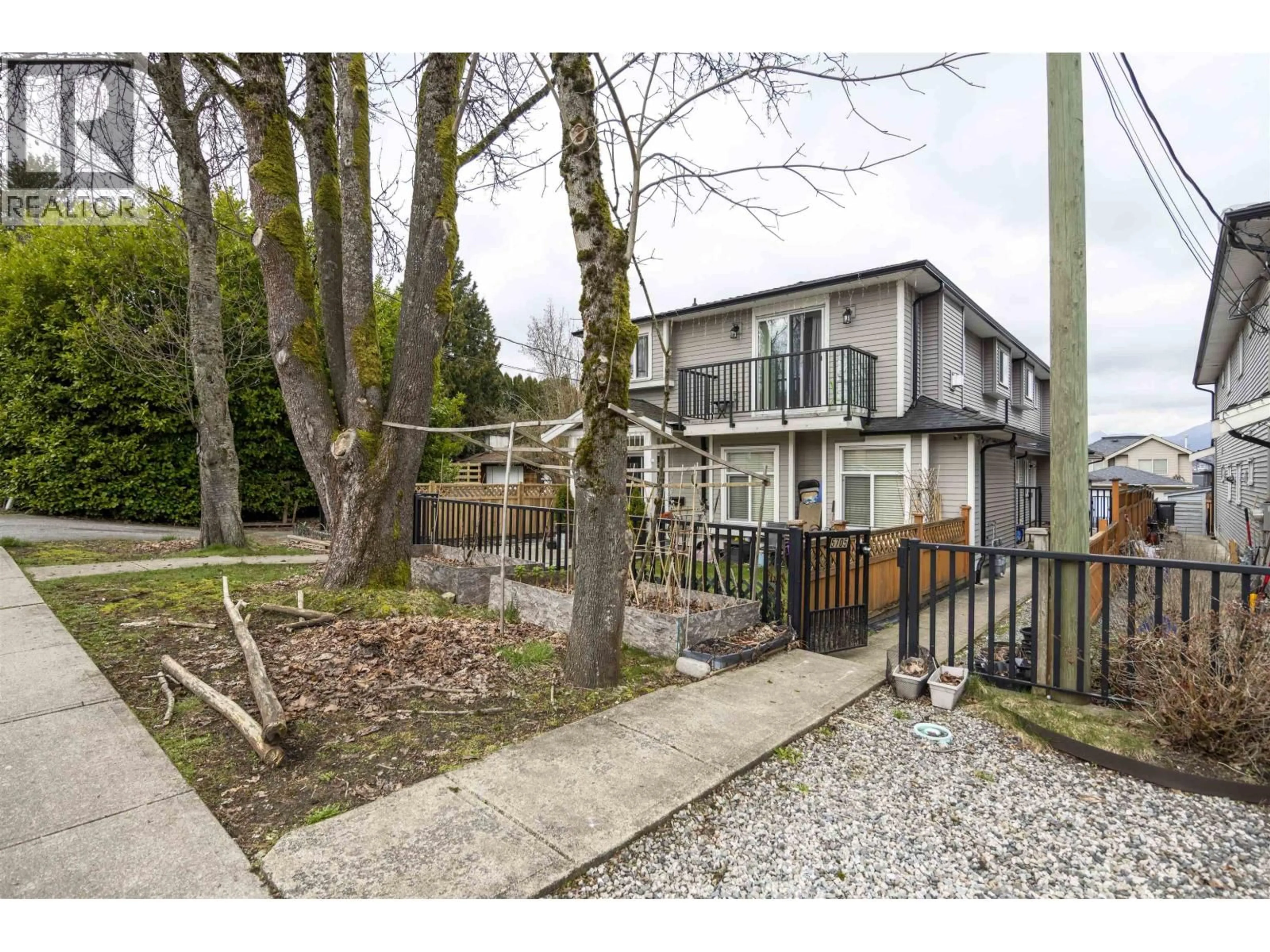 A pic from outside/outdoor area/front of a property/back of a property/a pic from drone, street for 5705 WOODSWORTH STREET, Burnaby British Columbia V5G1S6