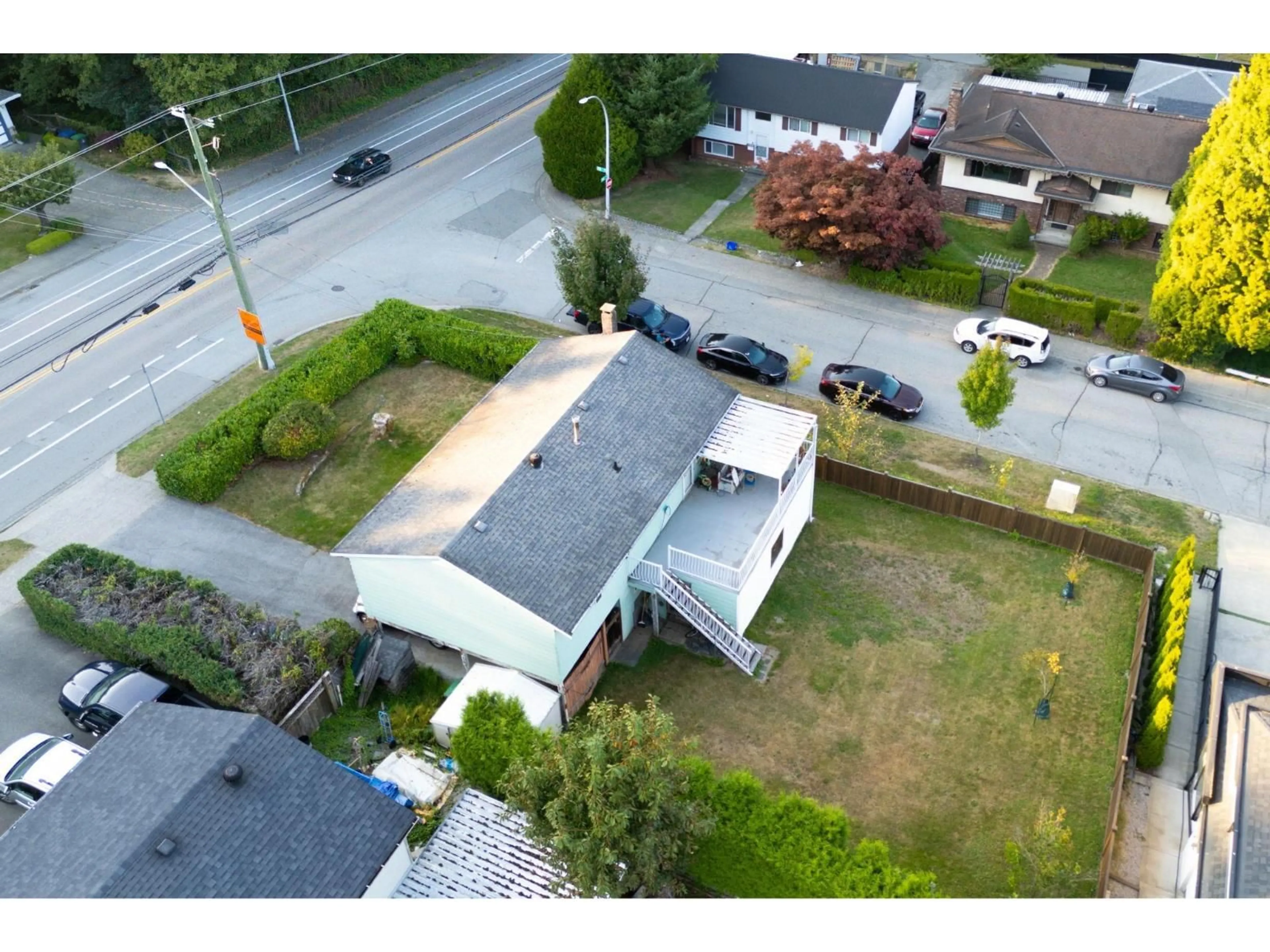 A pic from outside/outdoor area/front of a property/back of a property/a pic from drone, street for 7886 140, Surrey British Columbia V3W5K4