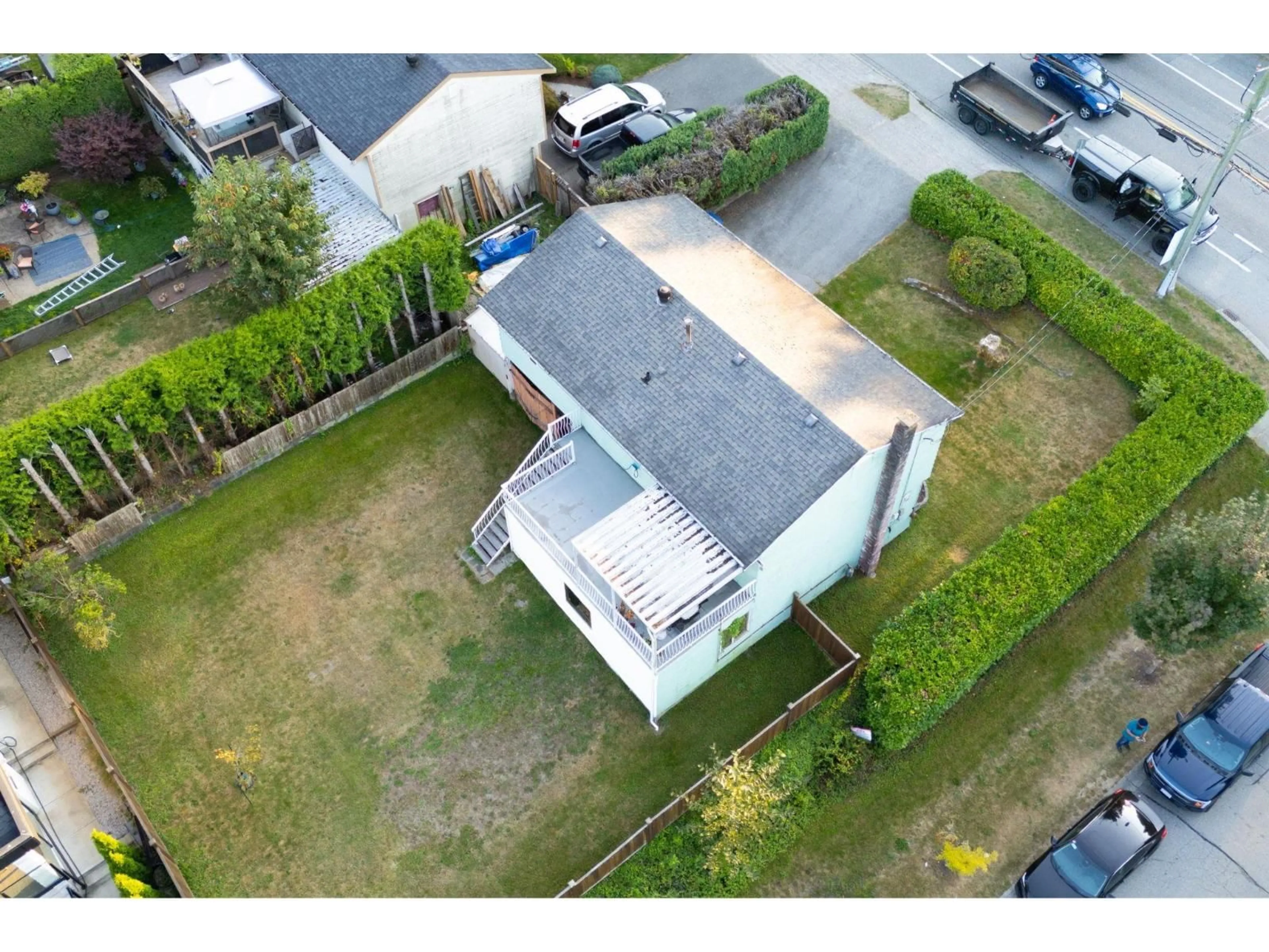 A pic from outside/outdoor area/front of a property/back of a property/a pic from drone, street for 7886 140, Surrey British Columbia V3W5K4