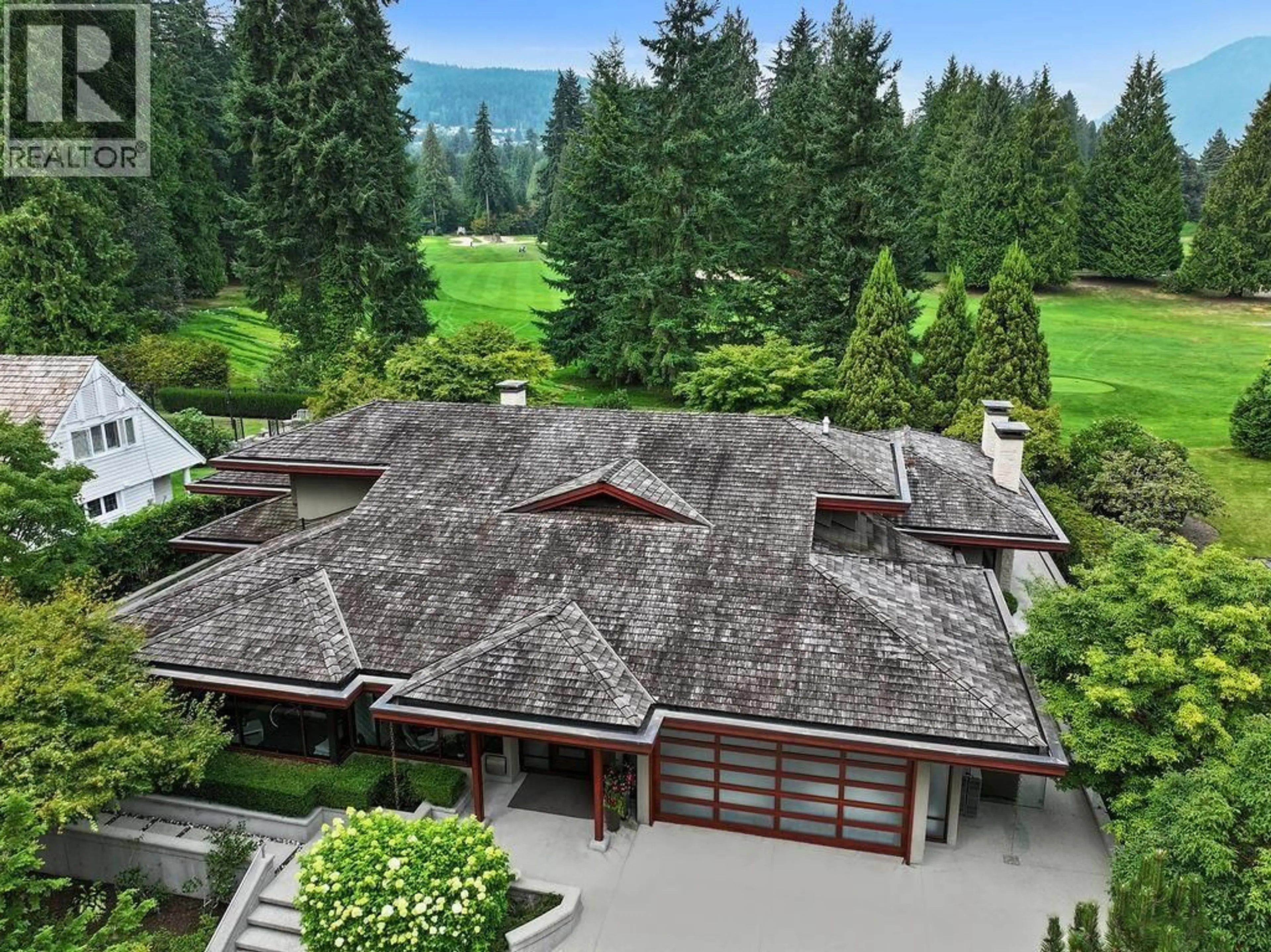 A pic from outside/outdoor area/front of a property/back of a property/a pic from drone, mountain view for 375 HIDHURST PLACE, West Vancouver British Columbia V7S1K2