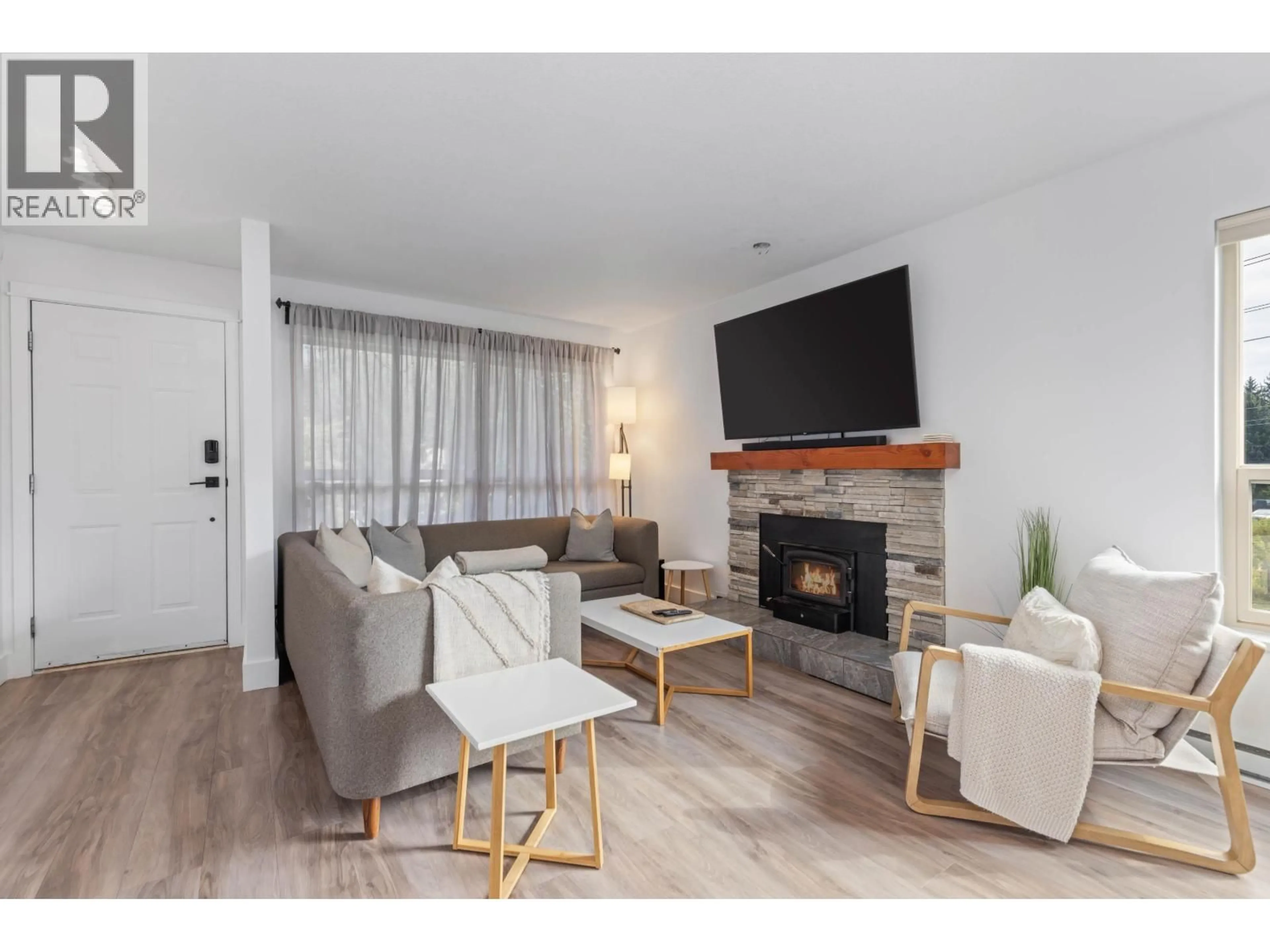 Living room with furniture, wood/laminate floor for 33 - 7410 FLINT STREET, Pemberton British Columbia V0N2L1