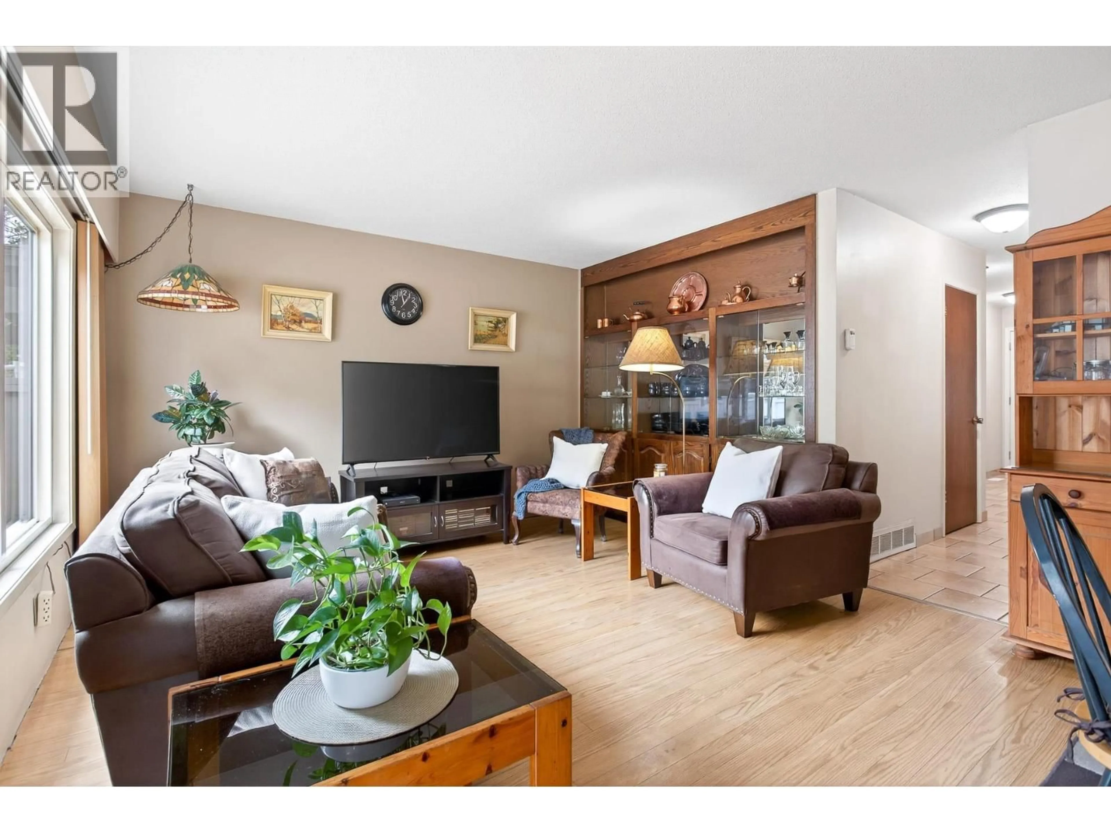 Living room with furniture, wood/laminate floor for 7 - 3046 COAST MERIDIAN ROAD, Port Coquitlam British Columbia V3B5B6