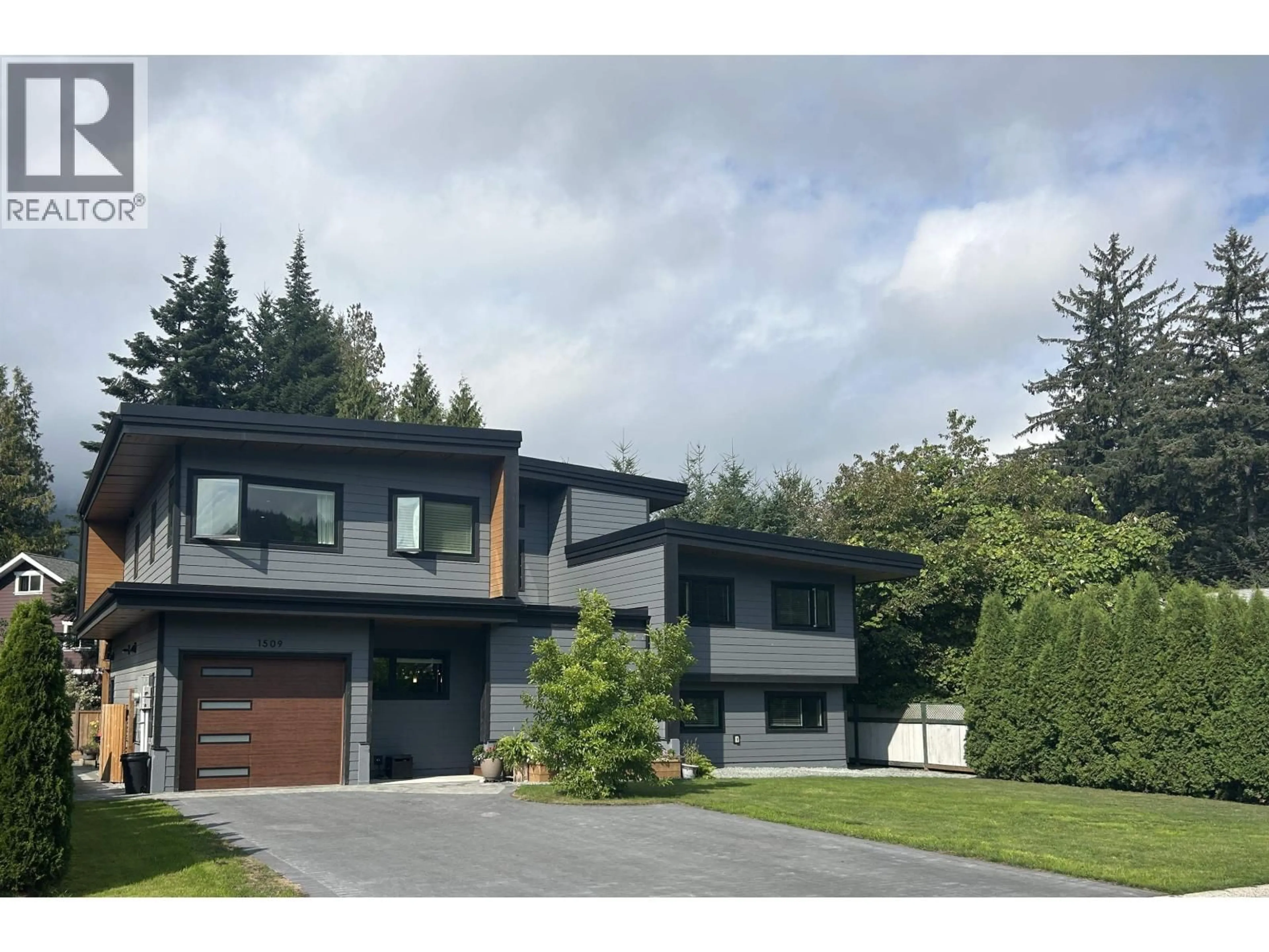 Home with vinyl exterior material, street for 1509 EAGLE RUN DRIVE, Squamish British Columbia V0N1H0