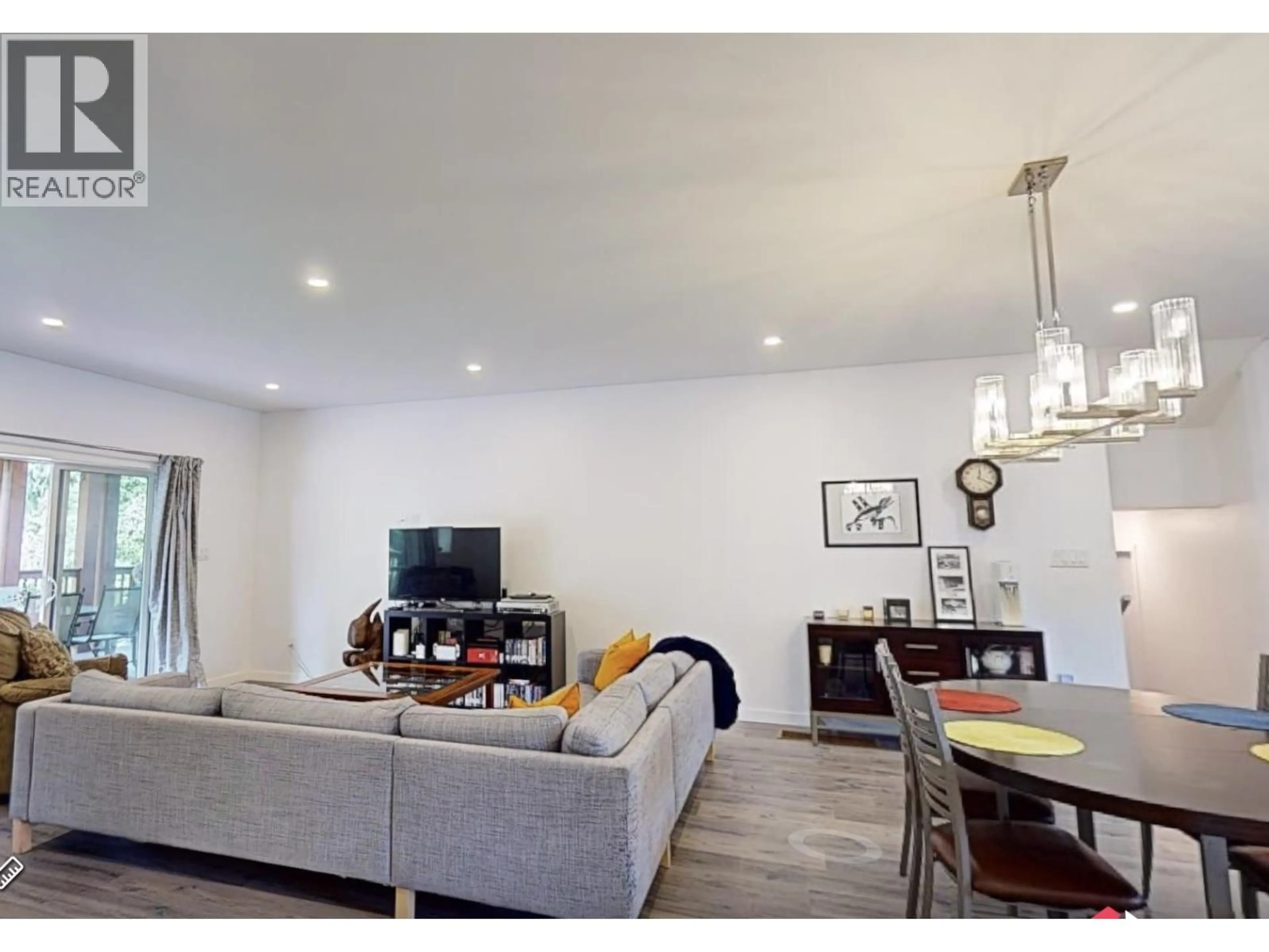 Living room with furniture, wood/laminate floor for 1509 EAGLE RUN DRIVE, Squamish British Columbia V0N1H0