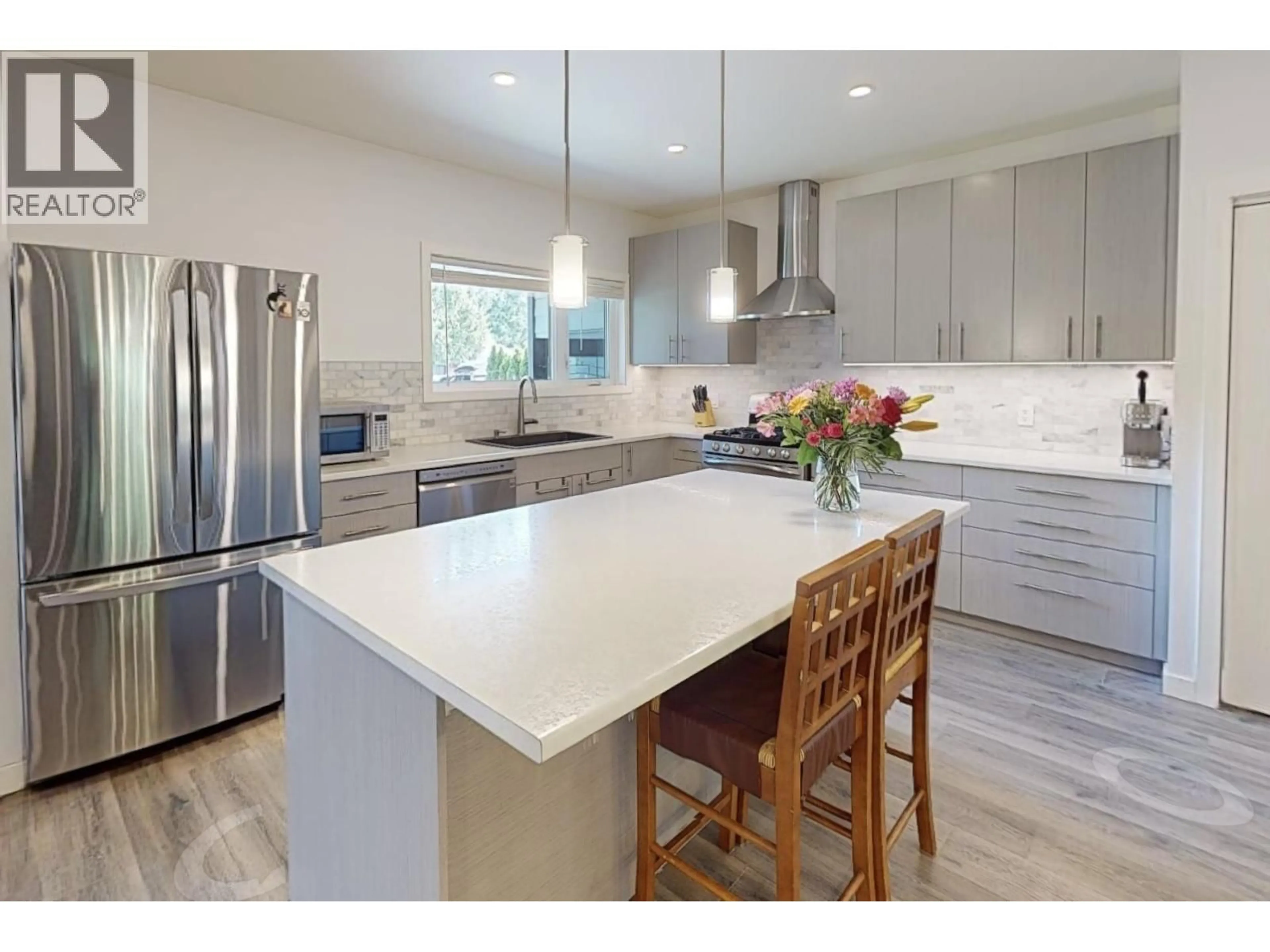 Contemporary kitchen, unknown for 1509 EAGLE RUN DRIVE, Squamish British Columbia V0N1H0