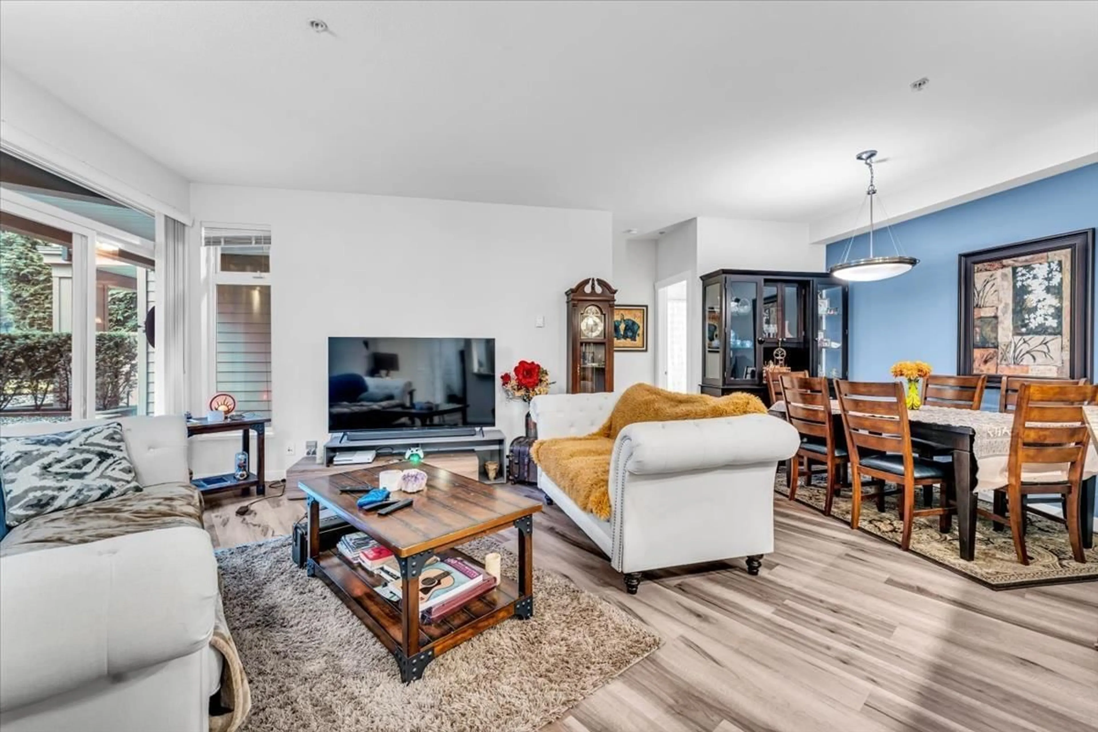 Living room with furniture, unknown for 111 - 15168 19, Surrey British Columbia V4A0A5