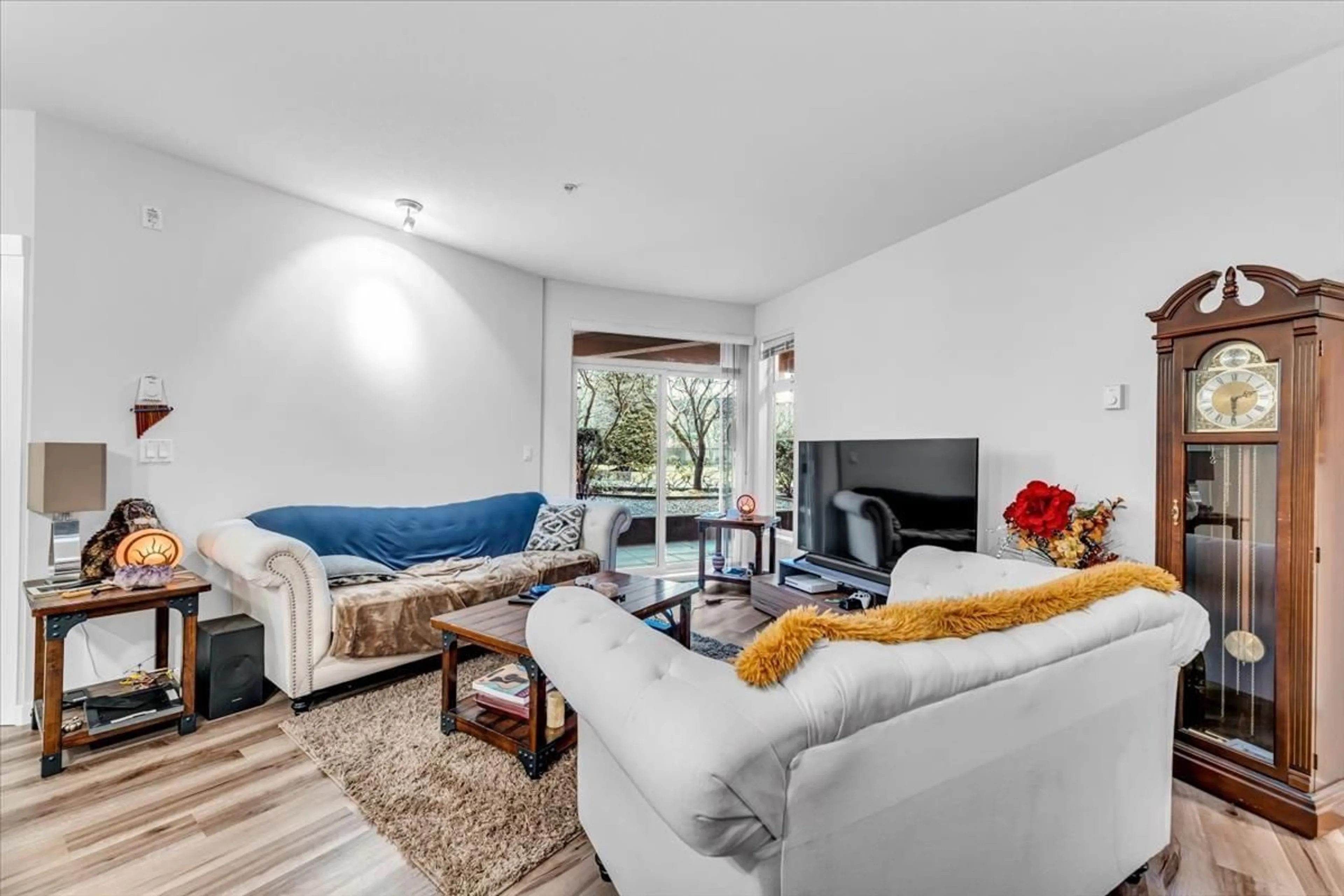 Living room with furniture, unknown for 111 - 15168 19, Surrey British Columbia V4A0A5