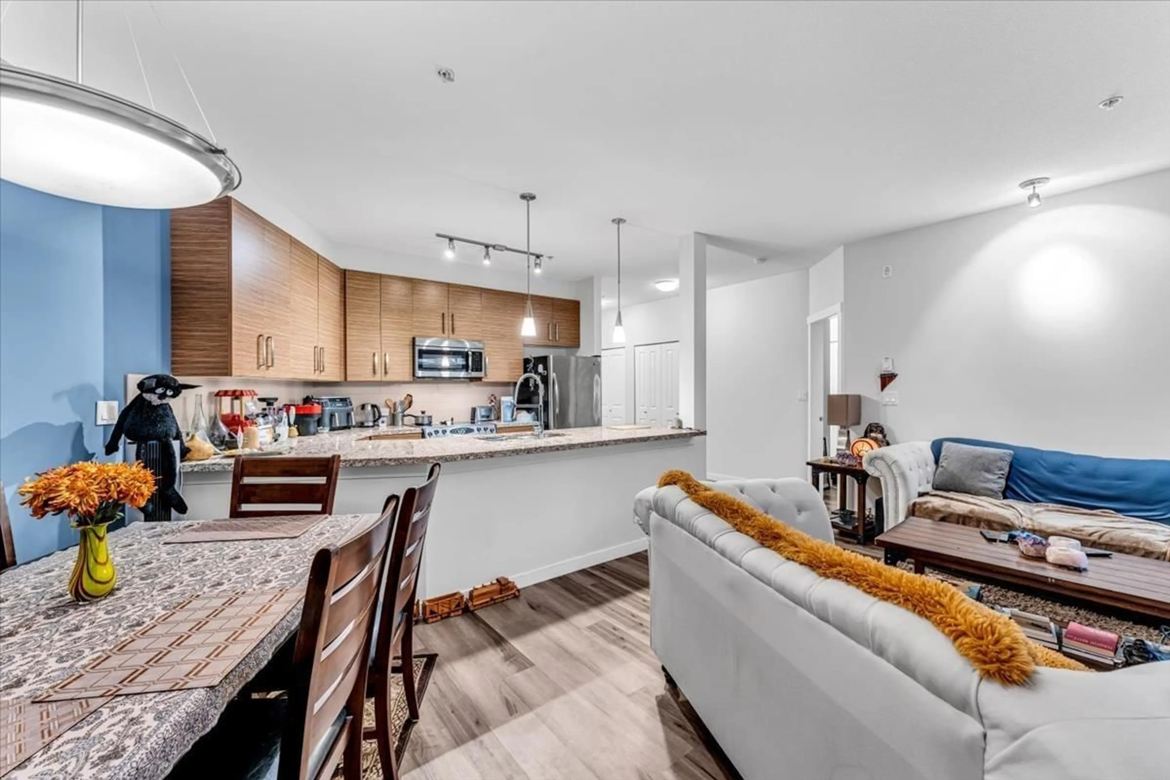 Open concept kitchen, ceramic/tile floor for 111 - 15168 19, Surrey British Columbia V4A0A5