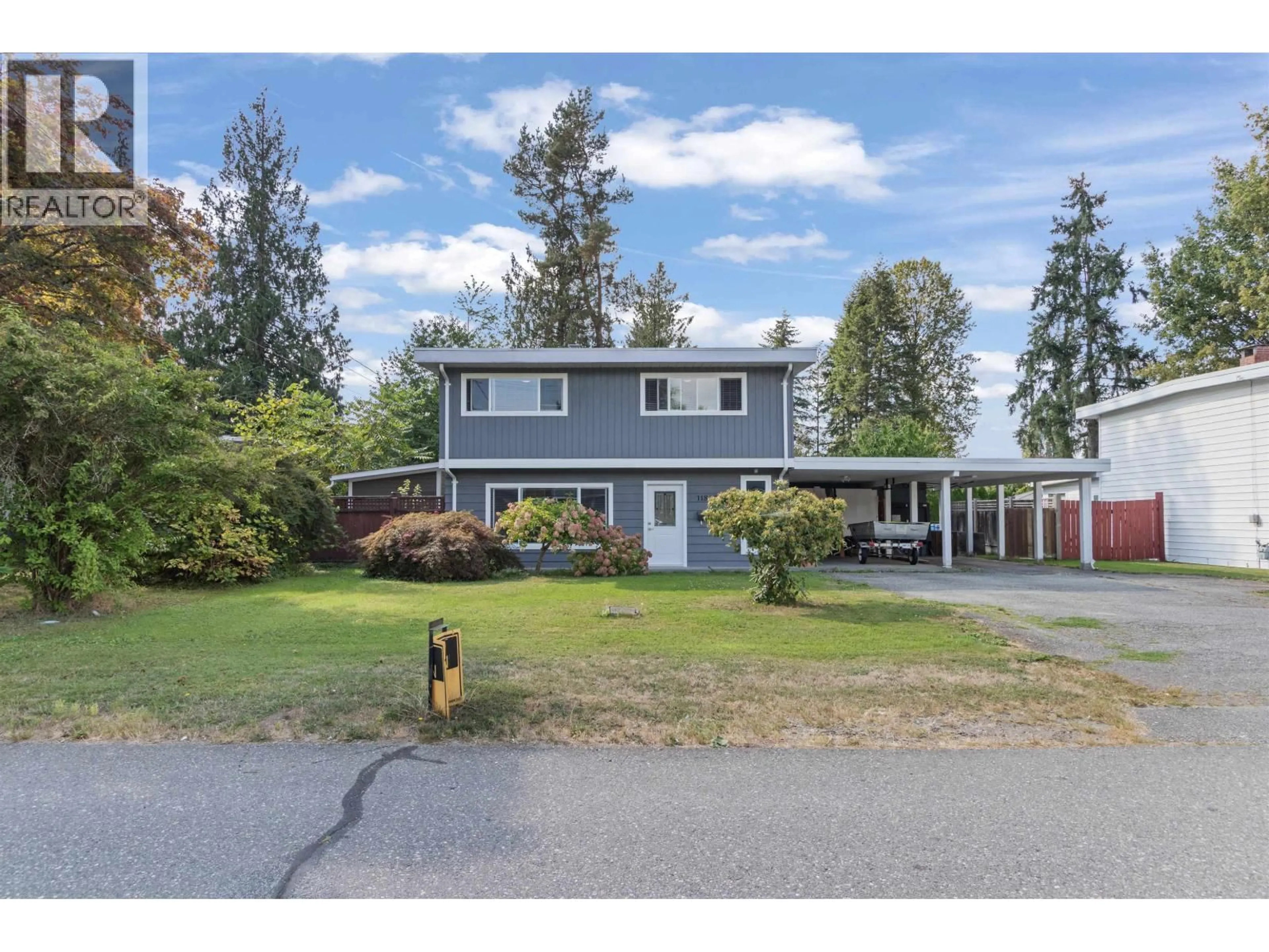 A pic from outside/outdoor area/front of a property/back of a property/a pic from drone, street for 11867 HAWTHORNE STREET, Maple Ridge British Columbia V2X6V5