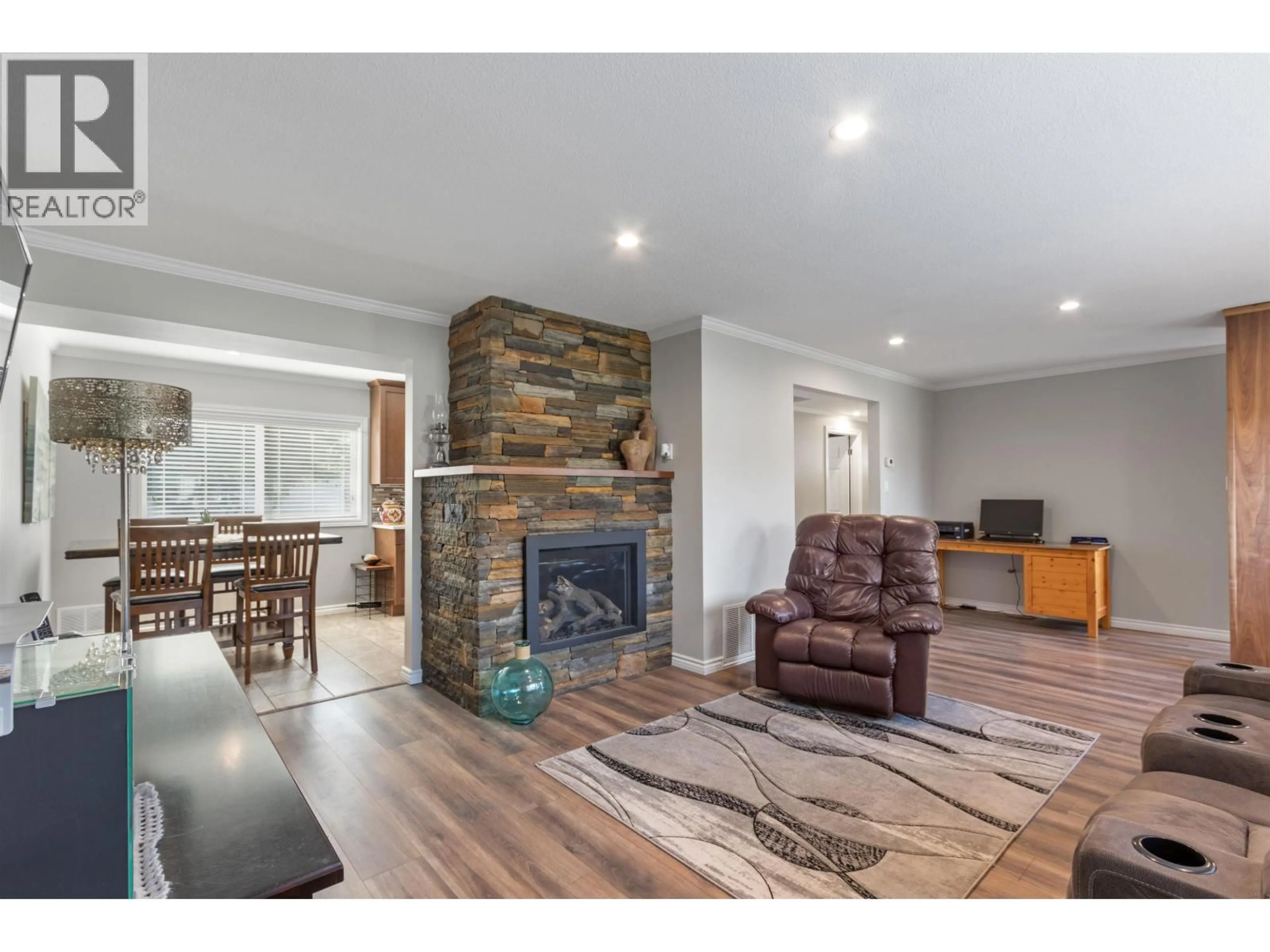 Living room with furniture, wood/laminate floor for 11867 HAWTHORNE STREET, Maple Ridge British Columbia V2X6V5