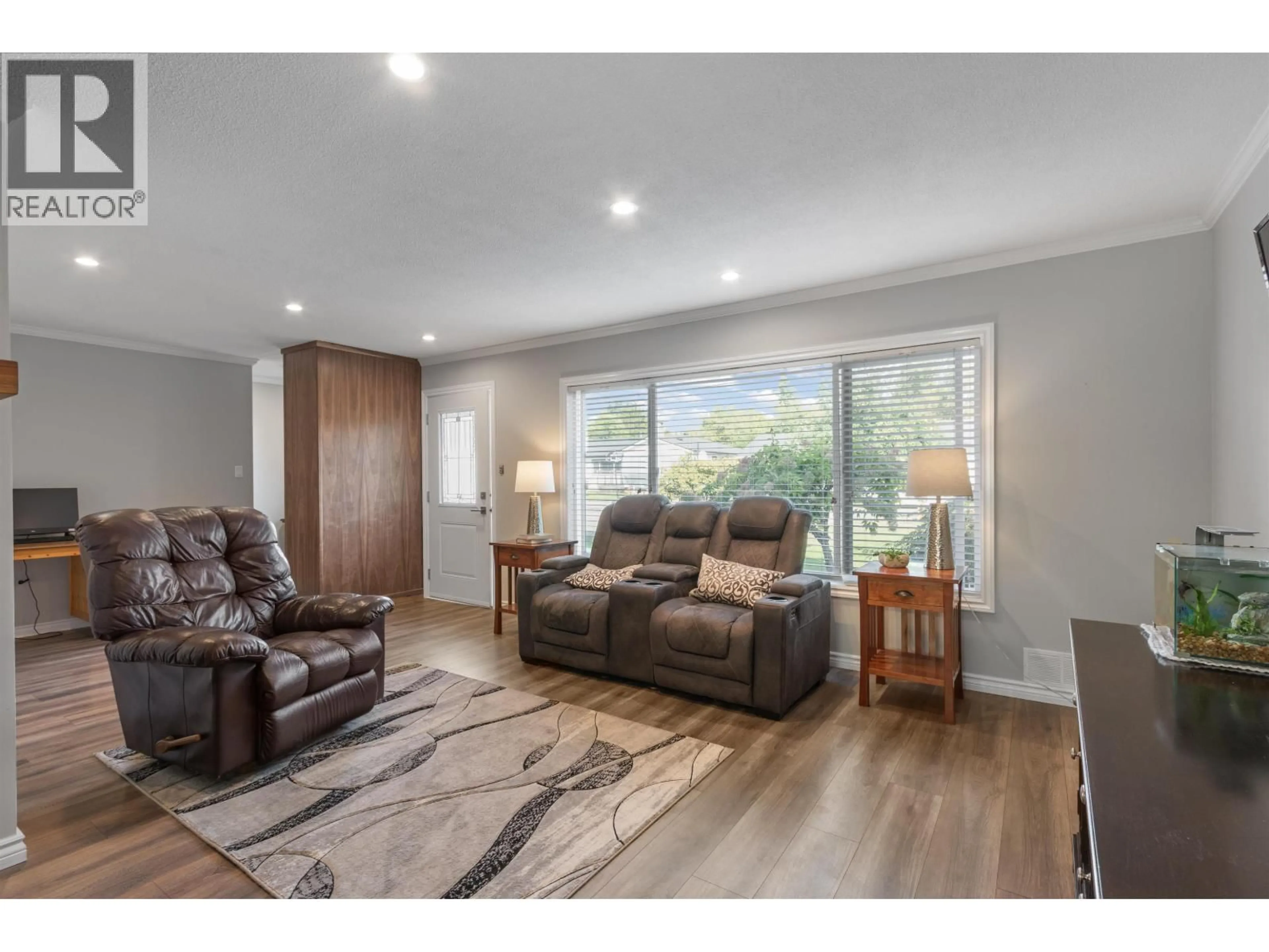 Living room with furniture, wood/laminate floor for 11867 HAWTHORNE STREET, Maple Ridge British Columbia V2X6V5