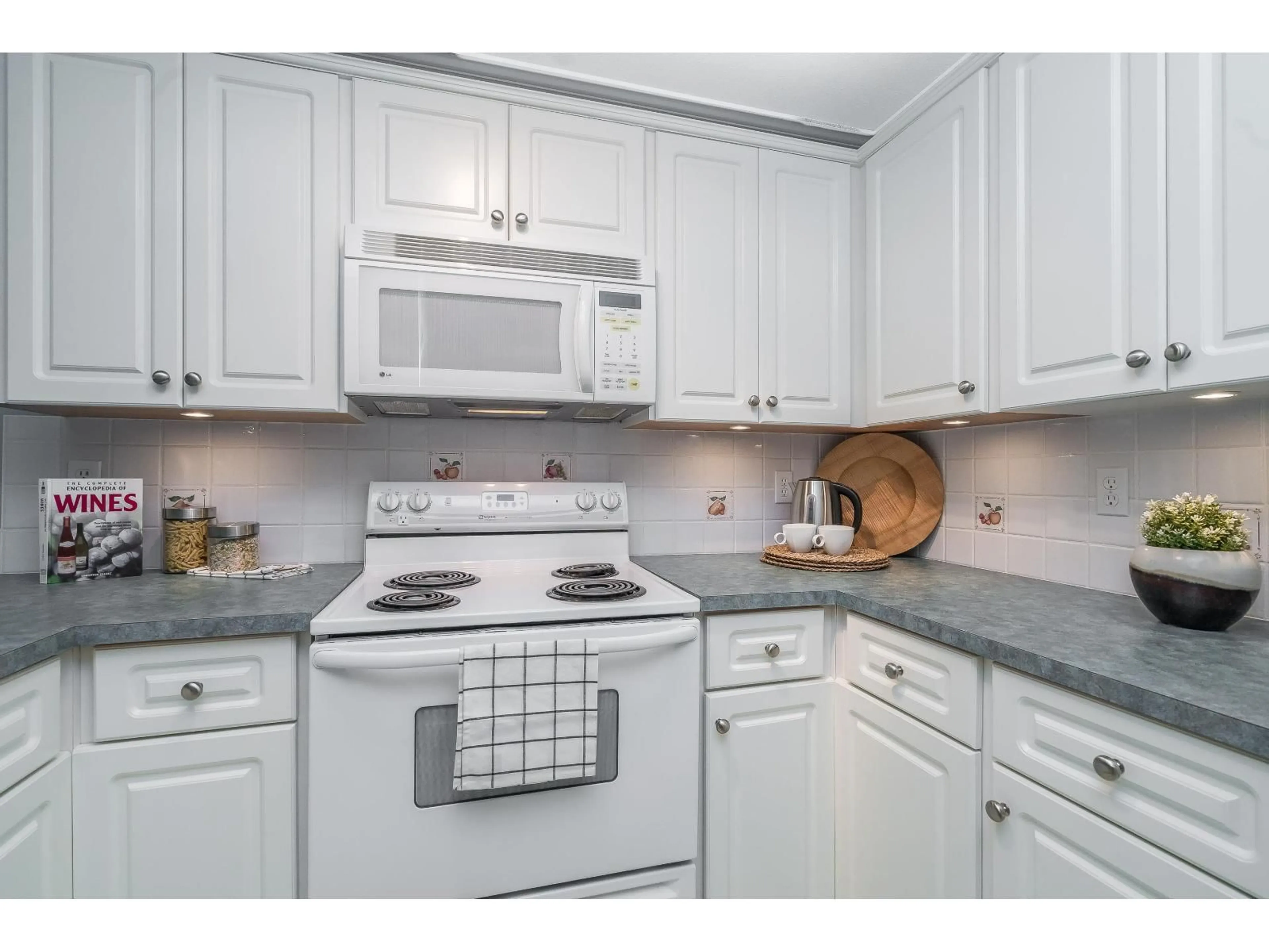 Standard kitchen, unknown for 304 - 13959 16, Surrey British Columbia V4A1P8