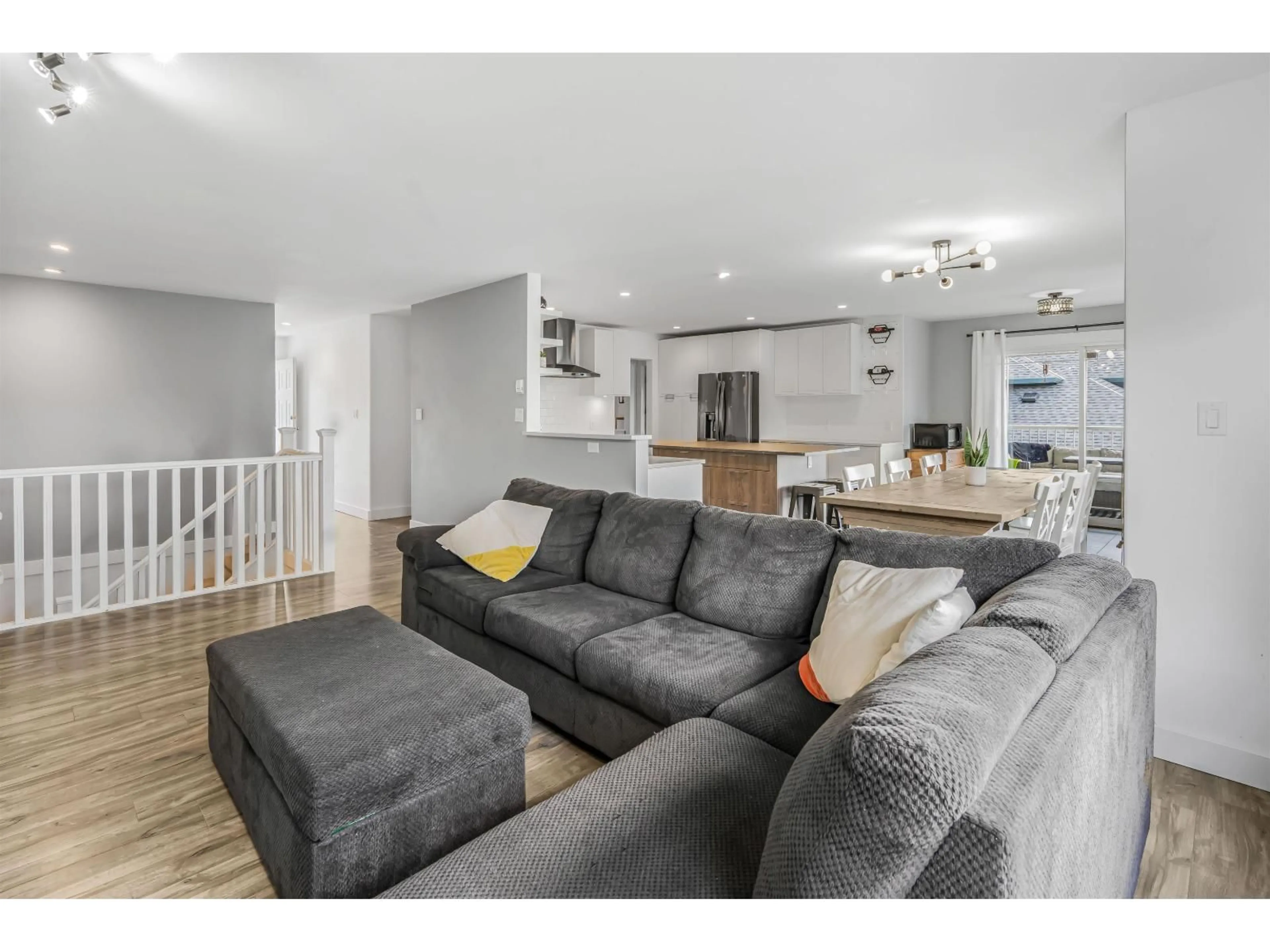 Living room with furniture, unknown for 8052 MELBURN, Mission British Columbia V2V7B6