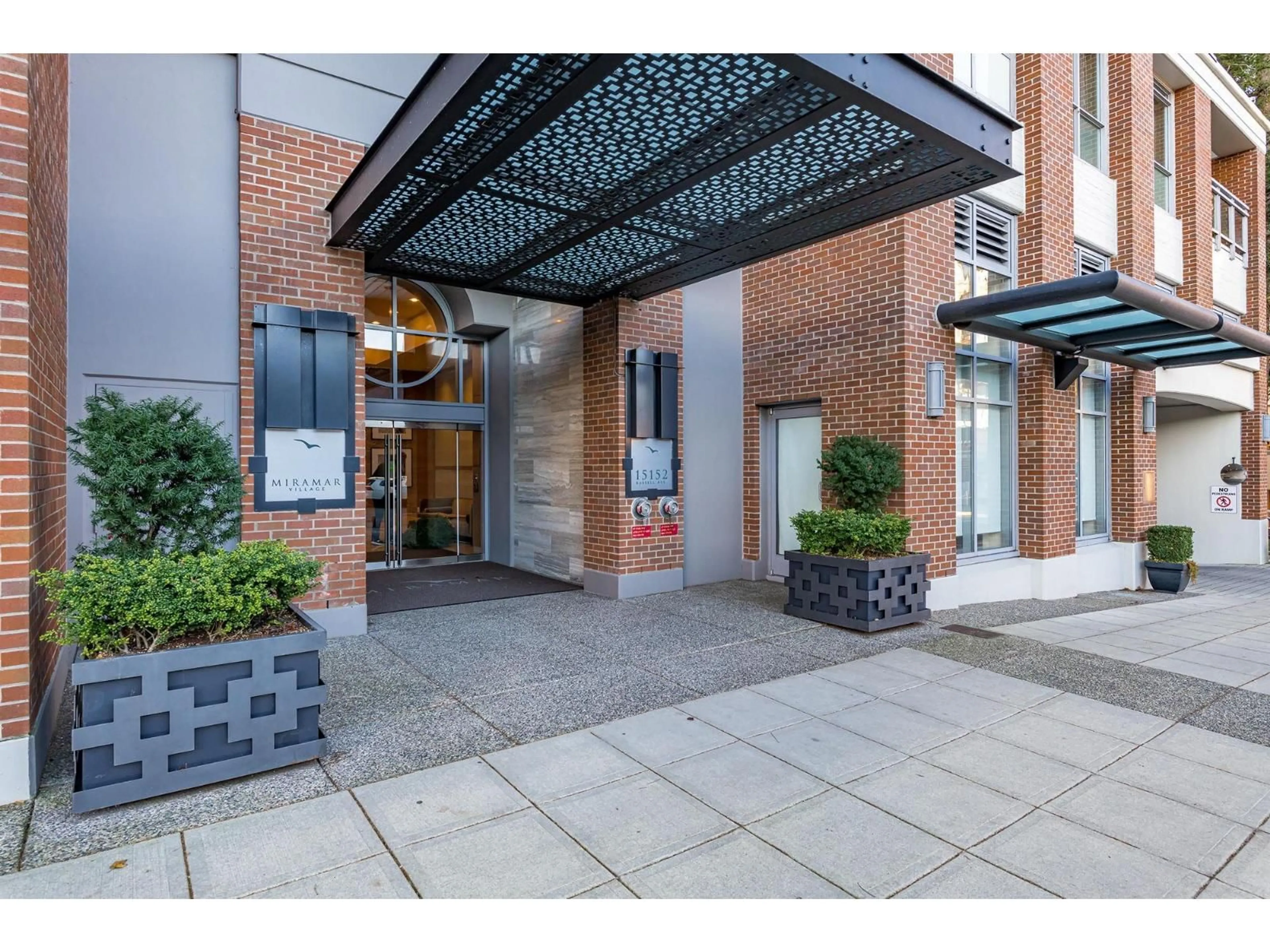 Indoor foyer for 404 - 15152 RUSSELL, White Rock British Columbia V4B0A3