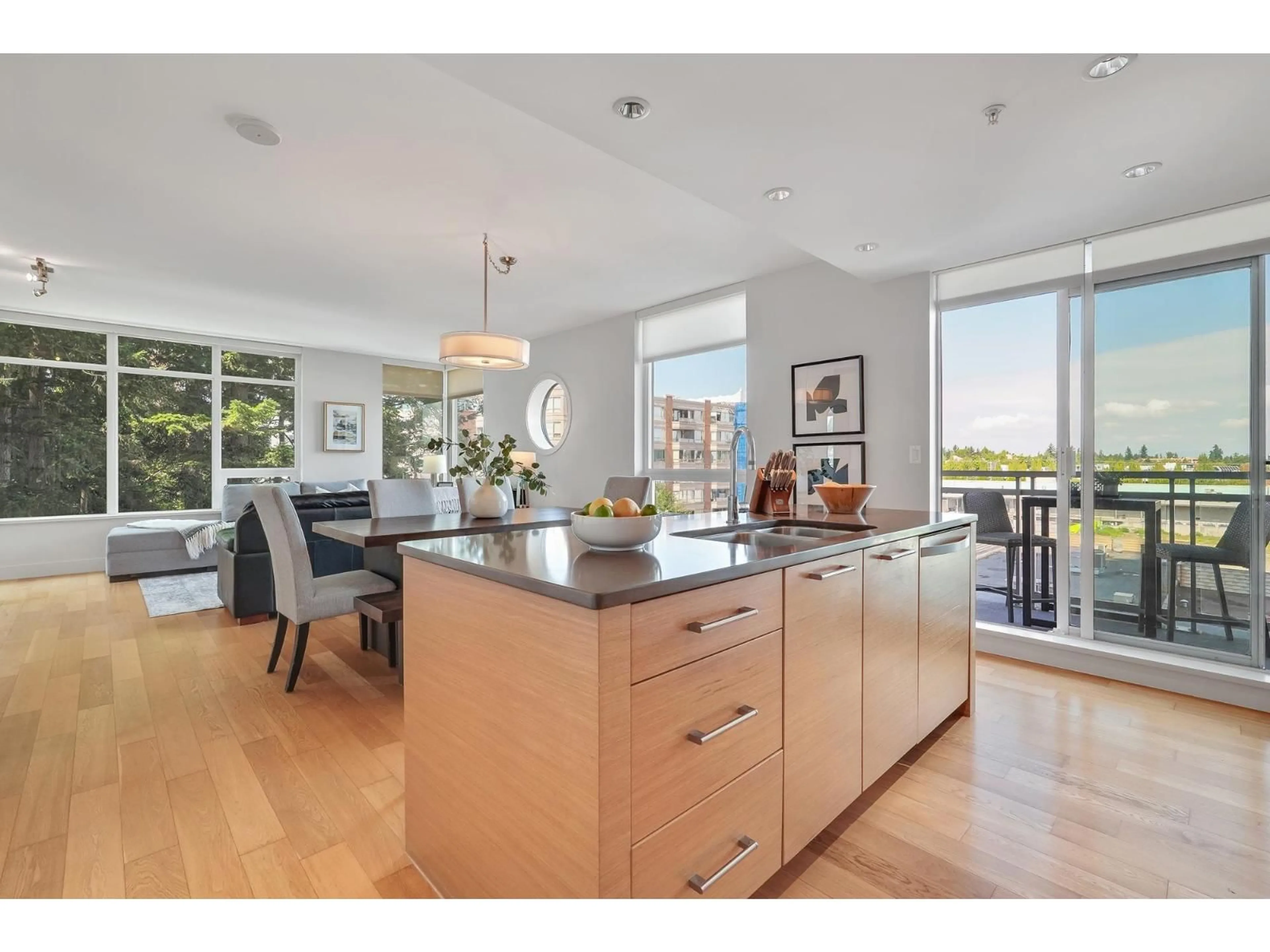 Open concept kitchen, wood/laminate floor for 404 - 15152 RUSSELL, White Rock British Columbia V4B0A3