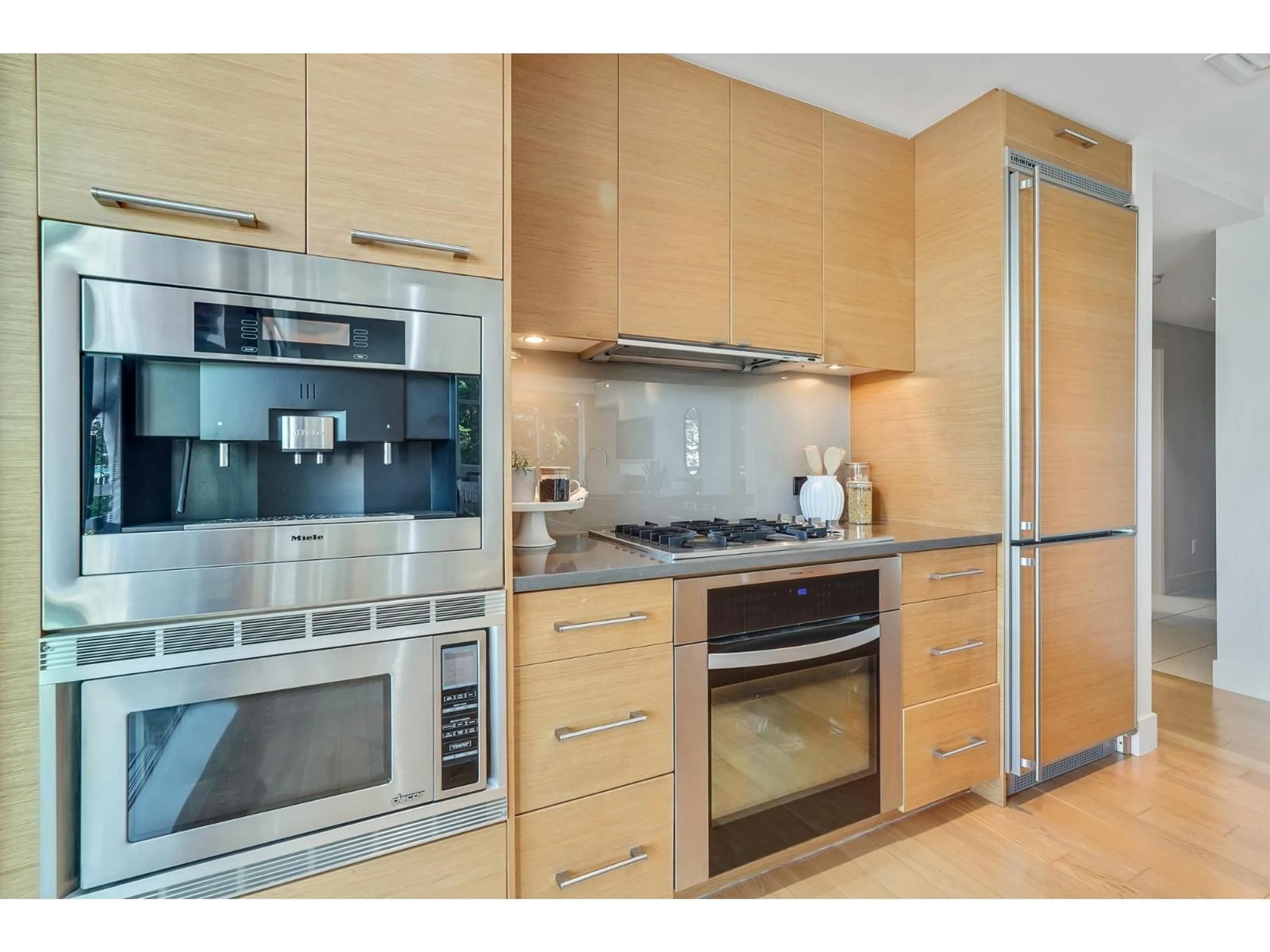 Standard kitchen, unknown for 404 - 15152 RUSSELL, White Rock British Columbia V4B0A3