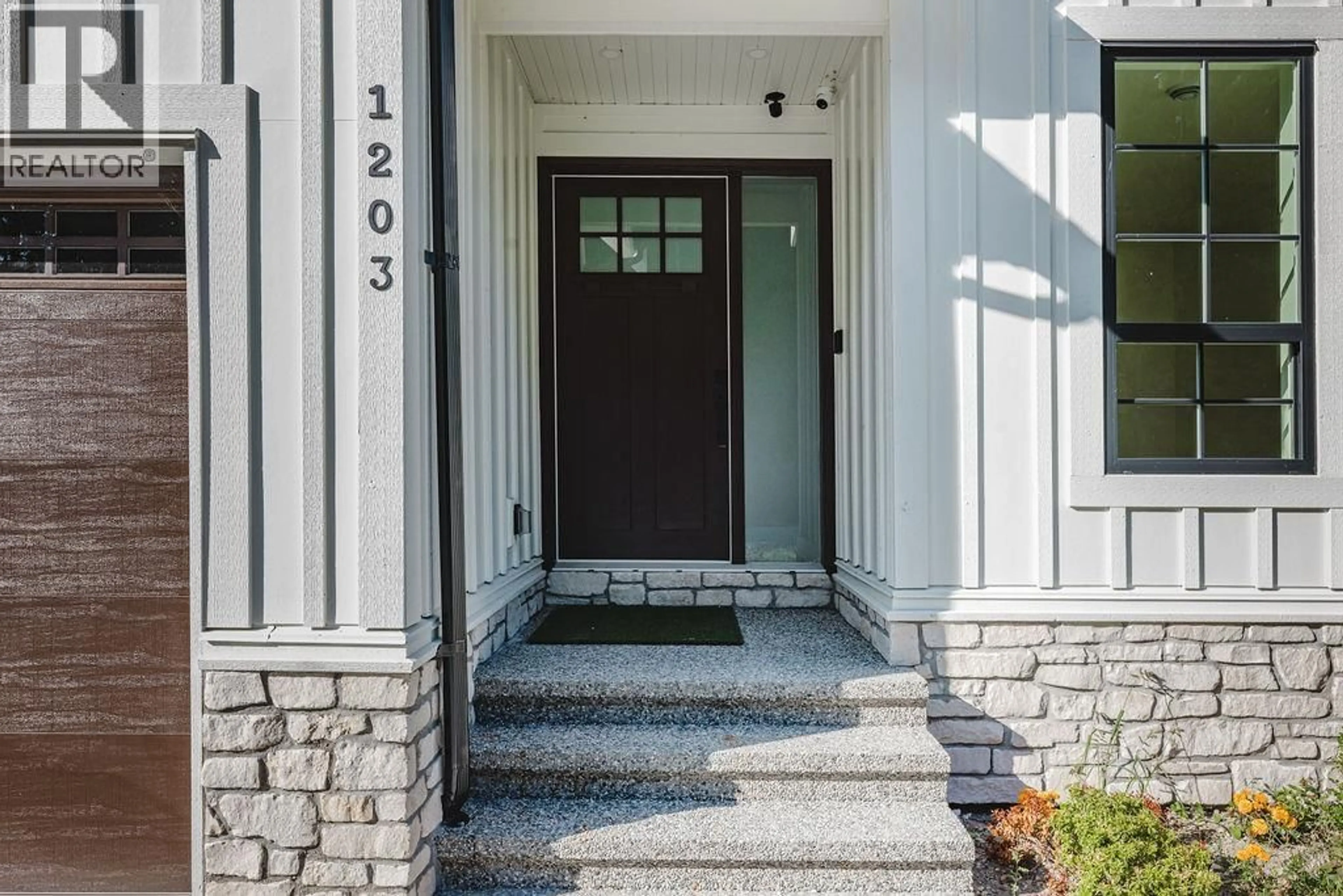 Indoor entryway for 1203 CASTLE ROAD, Gibsons British Columbia V0N1V5