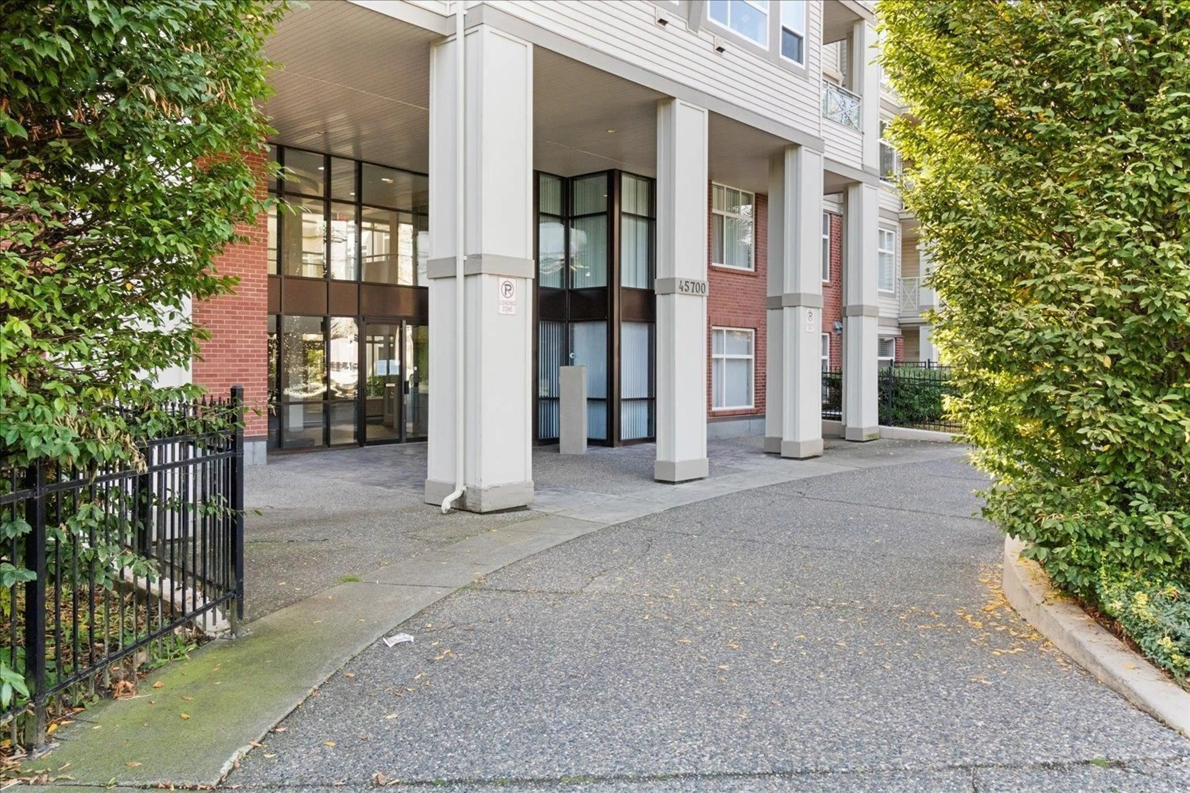Indoor foyer for 205 - 45700 WELLINGTON AVENUE, Chilliwack British Columbia V2P2E4