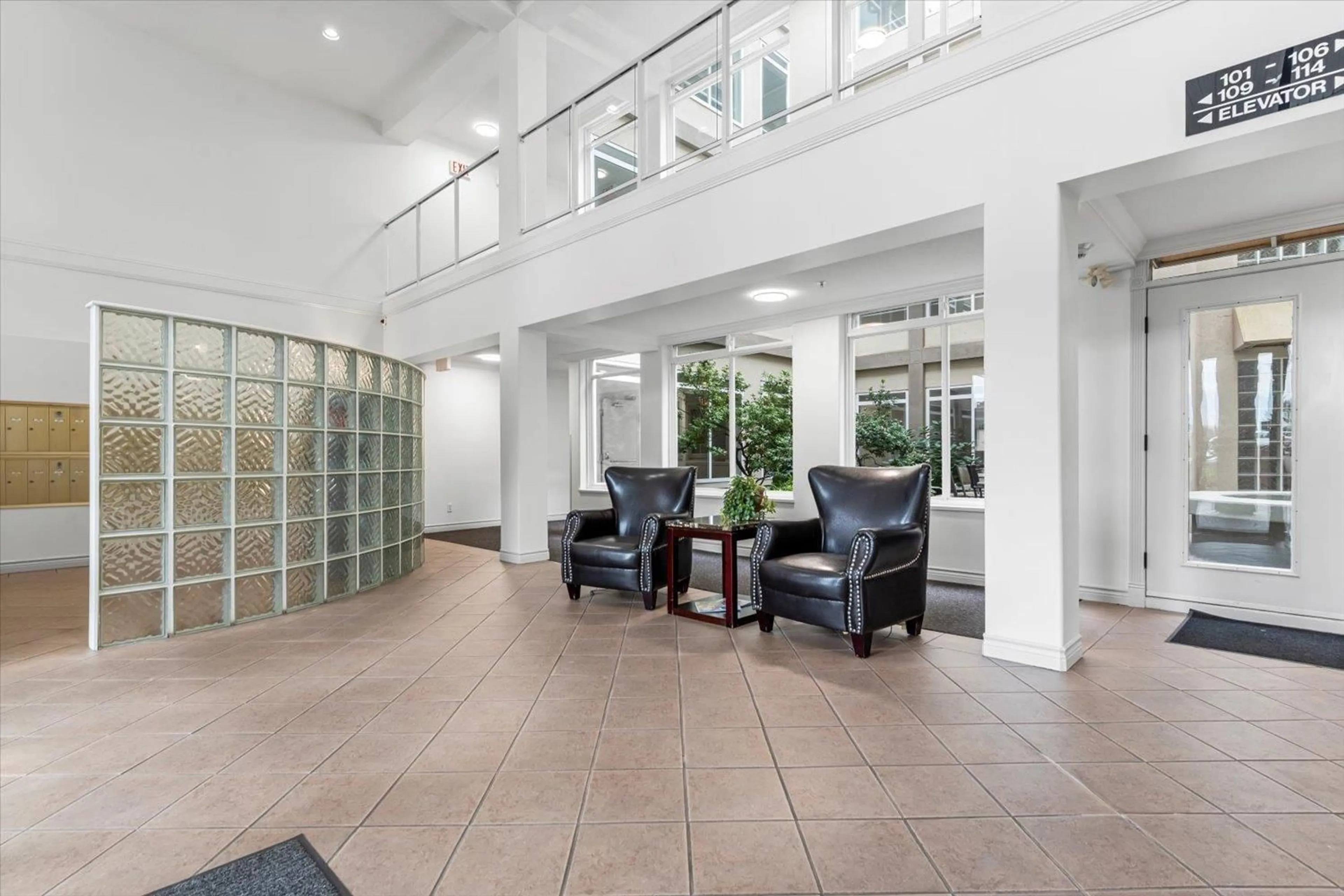 Indoor foyer for 205 - 45700 WELLINGTON AVENUE, Chilliwack British Columbia V2P2E4