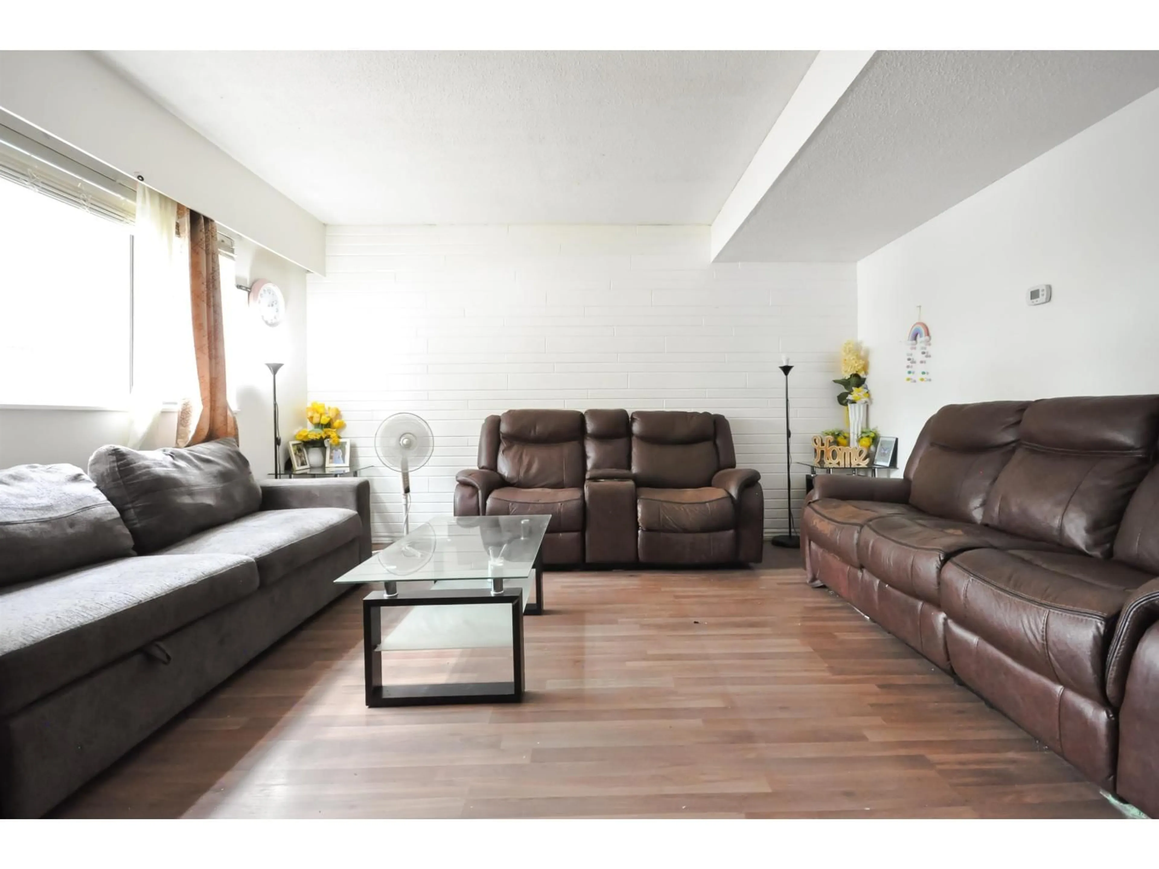 Living room with furniture, wood/laminate floor for 77 - 20350 53, Langley British Columbia V3A5T9