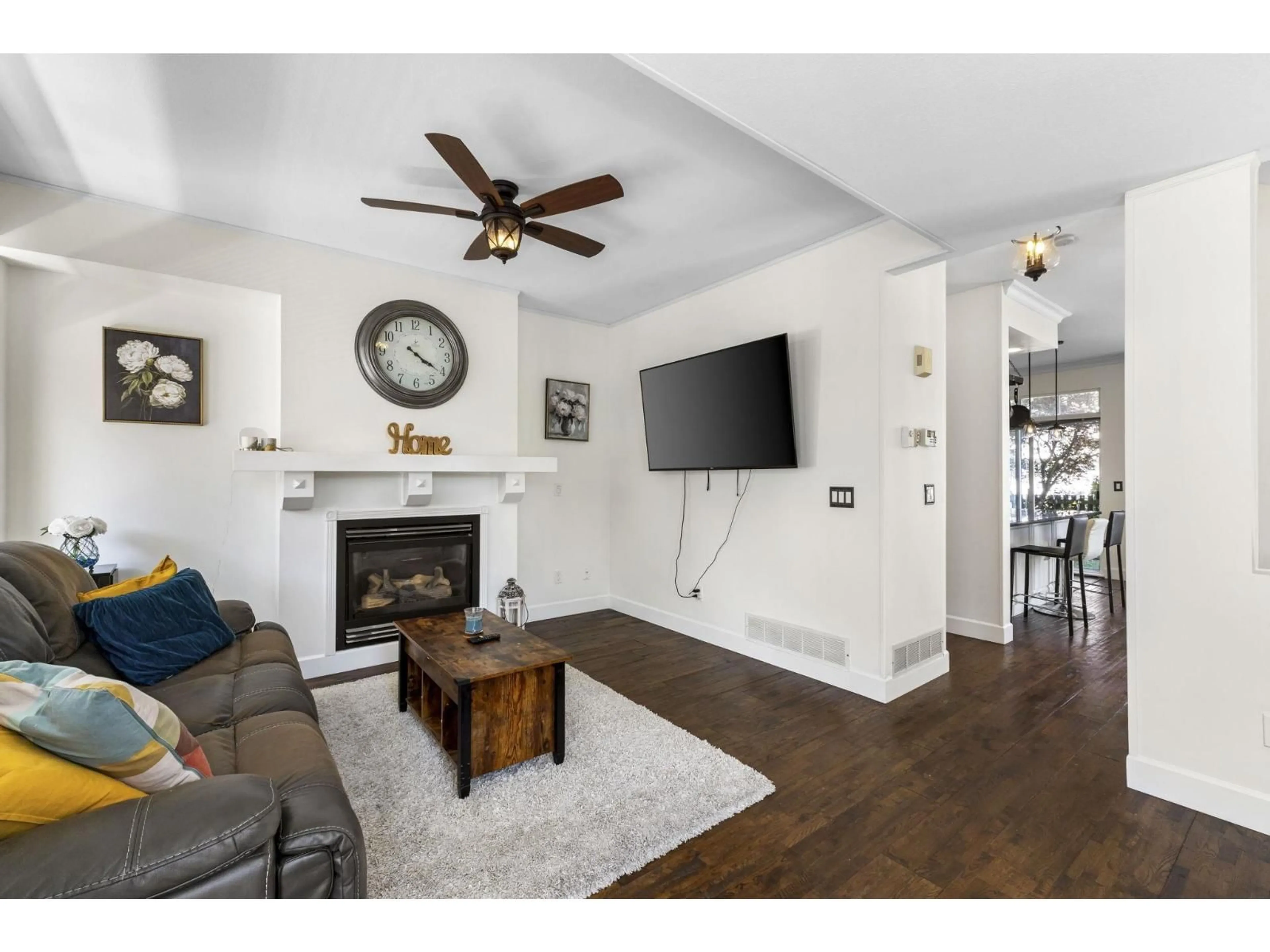 Living room with furniture, wood/laminate floor for 36 - 15030 58, Surrey British Columbia V3S9G3