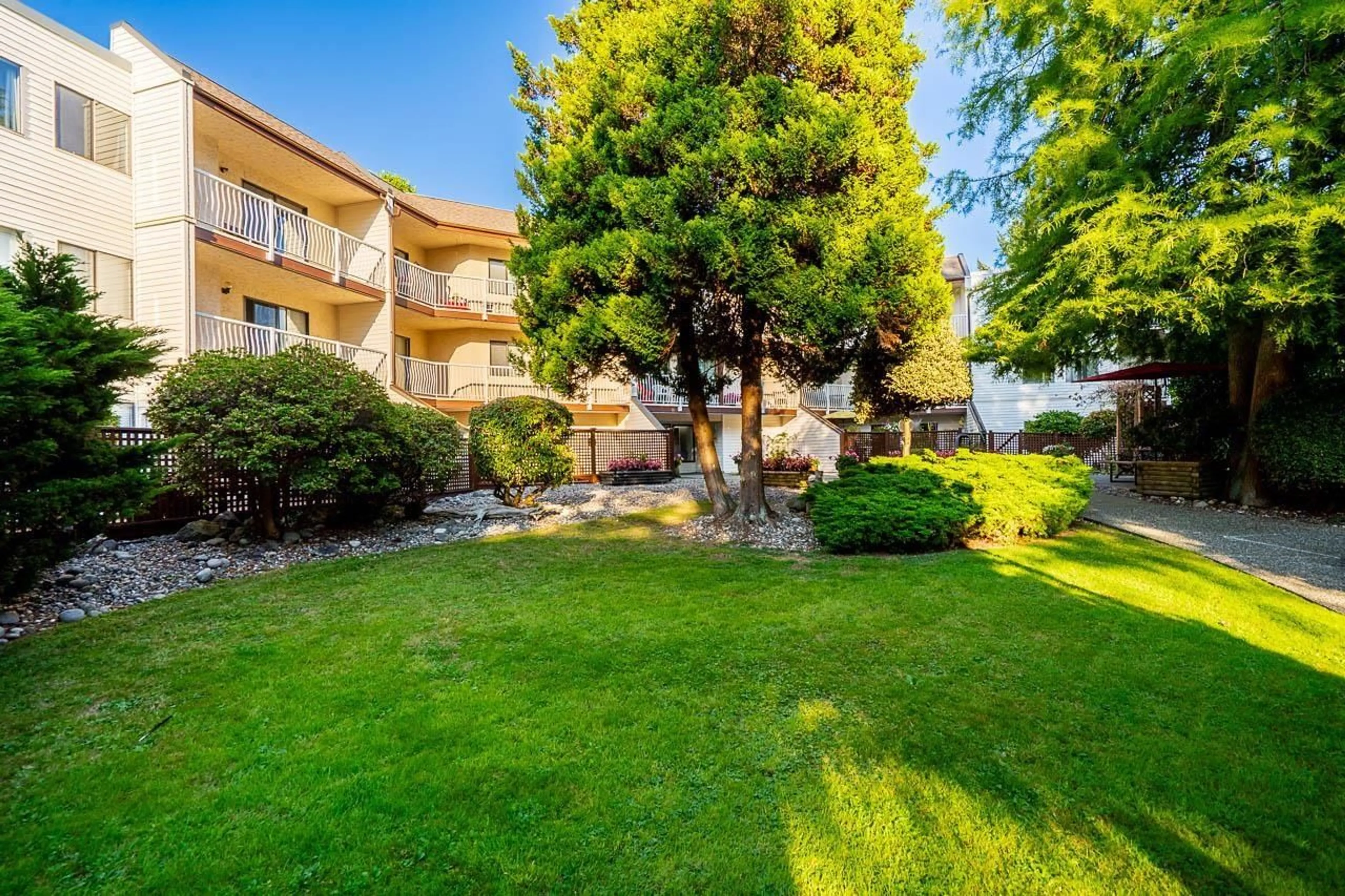 Patio, water/lake/river/ocean view for 304 - 12890 17, Surrey British Columbia V4A1T5