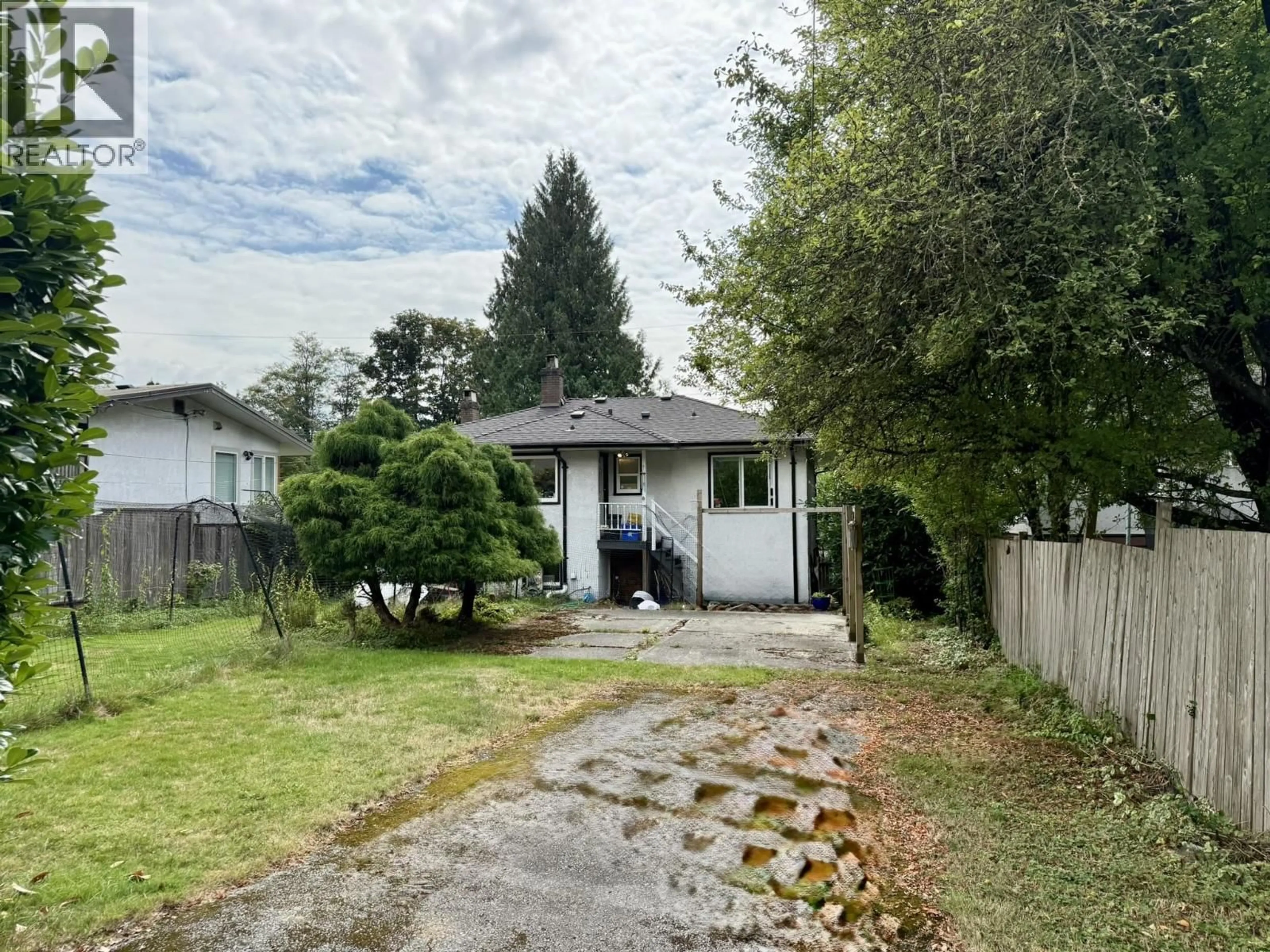 A pic from outside/outdoor area/front of a property/back of a property/a pic from drone, street for 442 23RD STREET, North Vancouver British Columbia V7M2B7