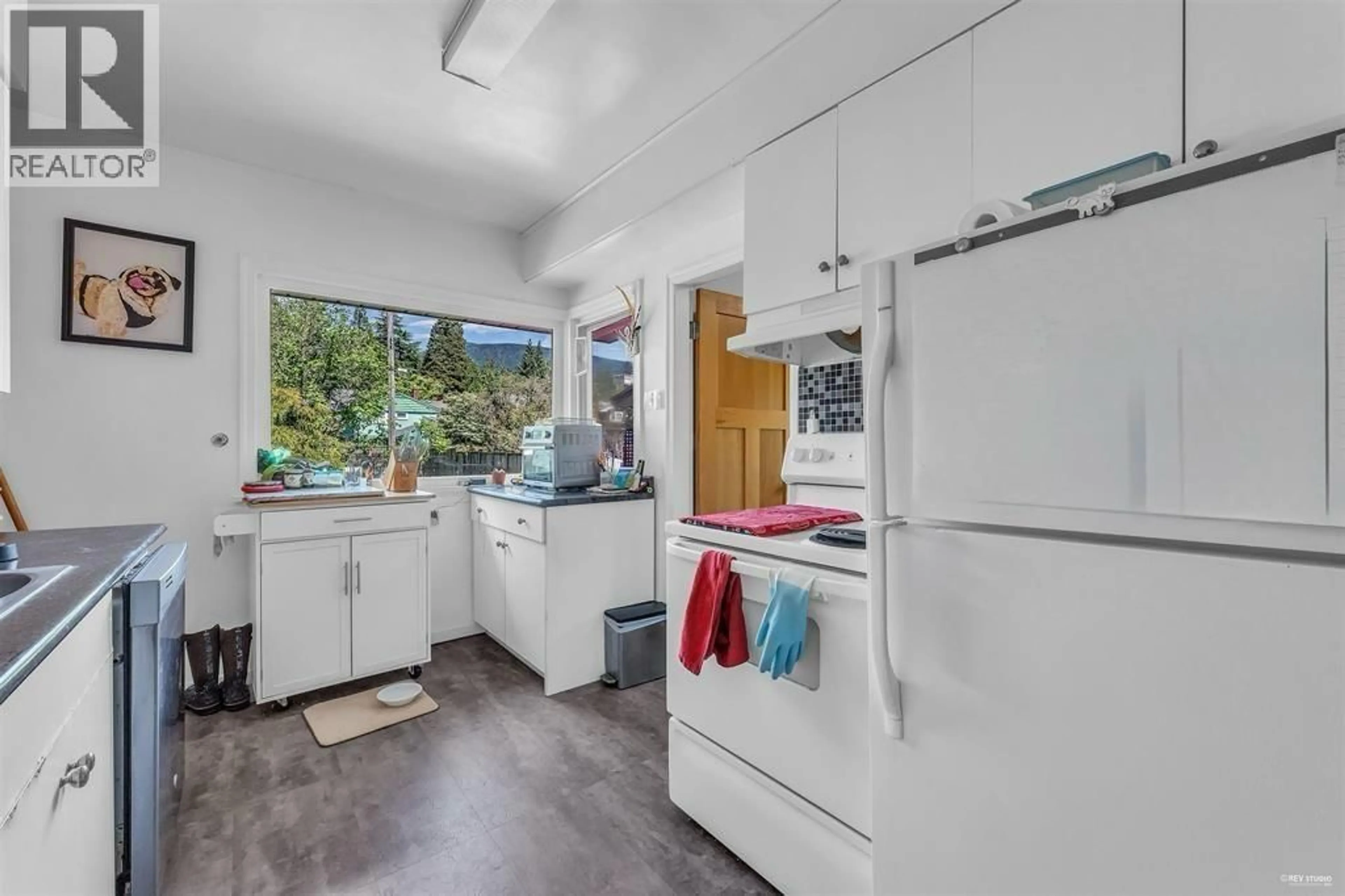 Standard kitchen, unknown for 442 23RD STREET, North Vancouver British Columbia V7M2B7