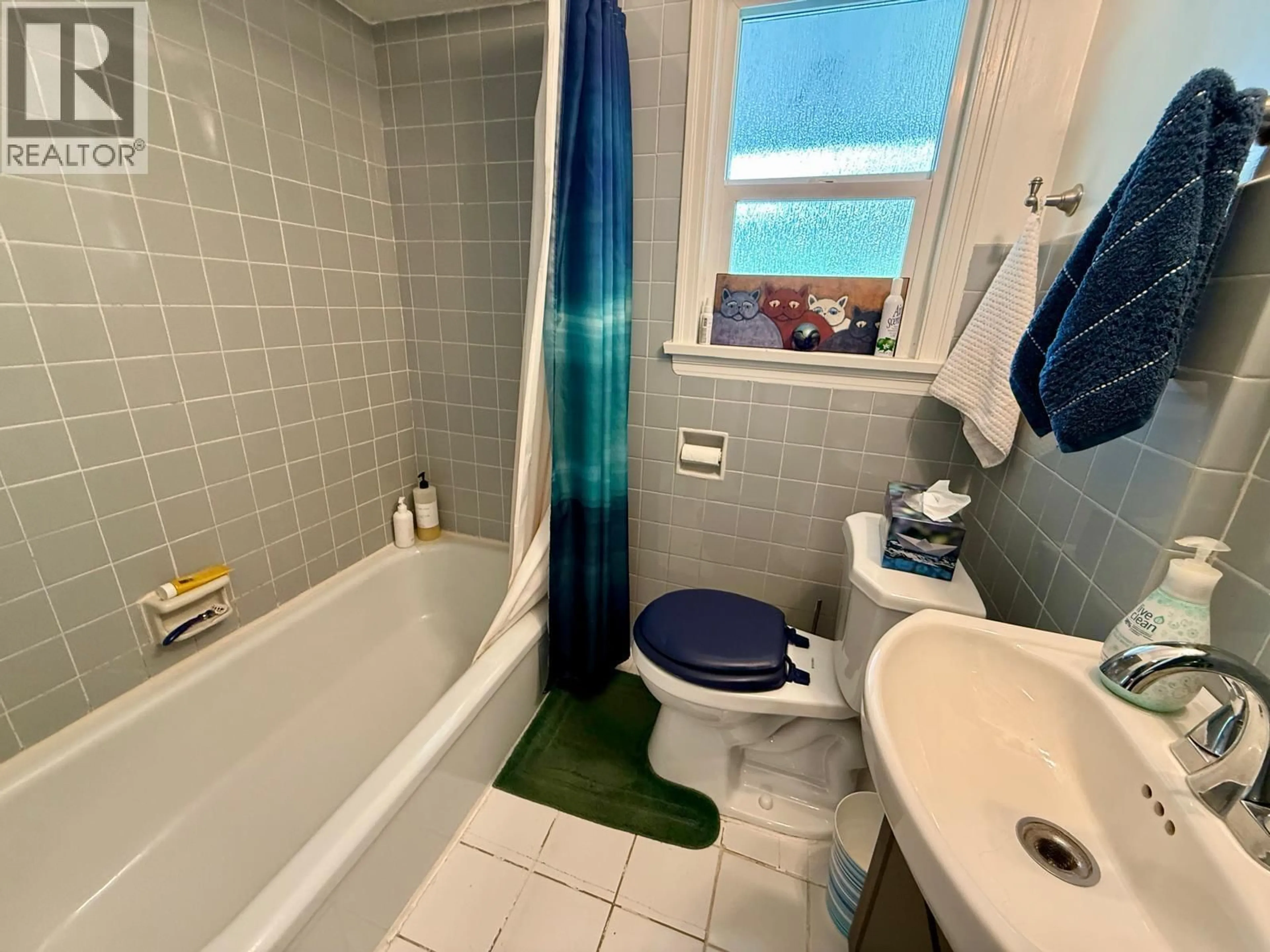 Standard bathroom, unknown for 442 23RD STREET, North Vancouver British Columbia V7M2B7