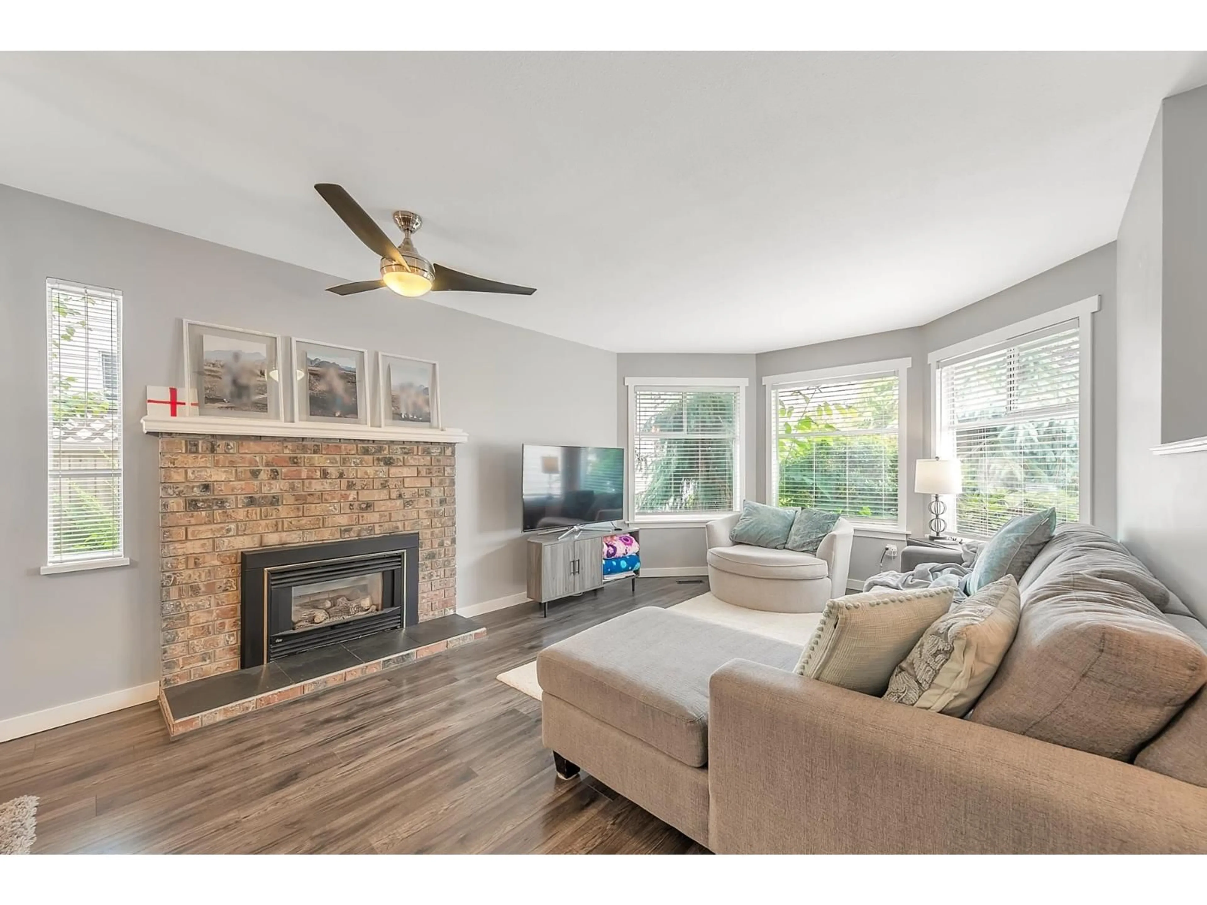 Living room with furniture, wood/laminate floor for 9286 212, Langley British Columbia V1M2B5