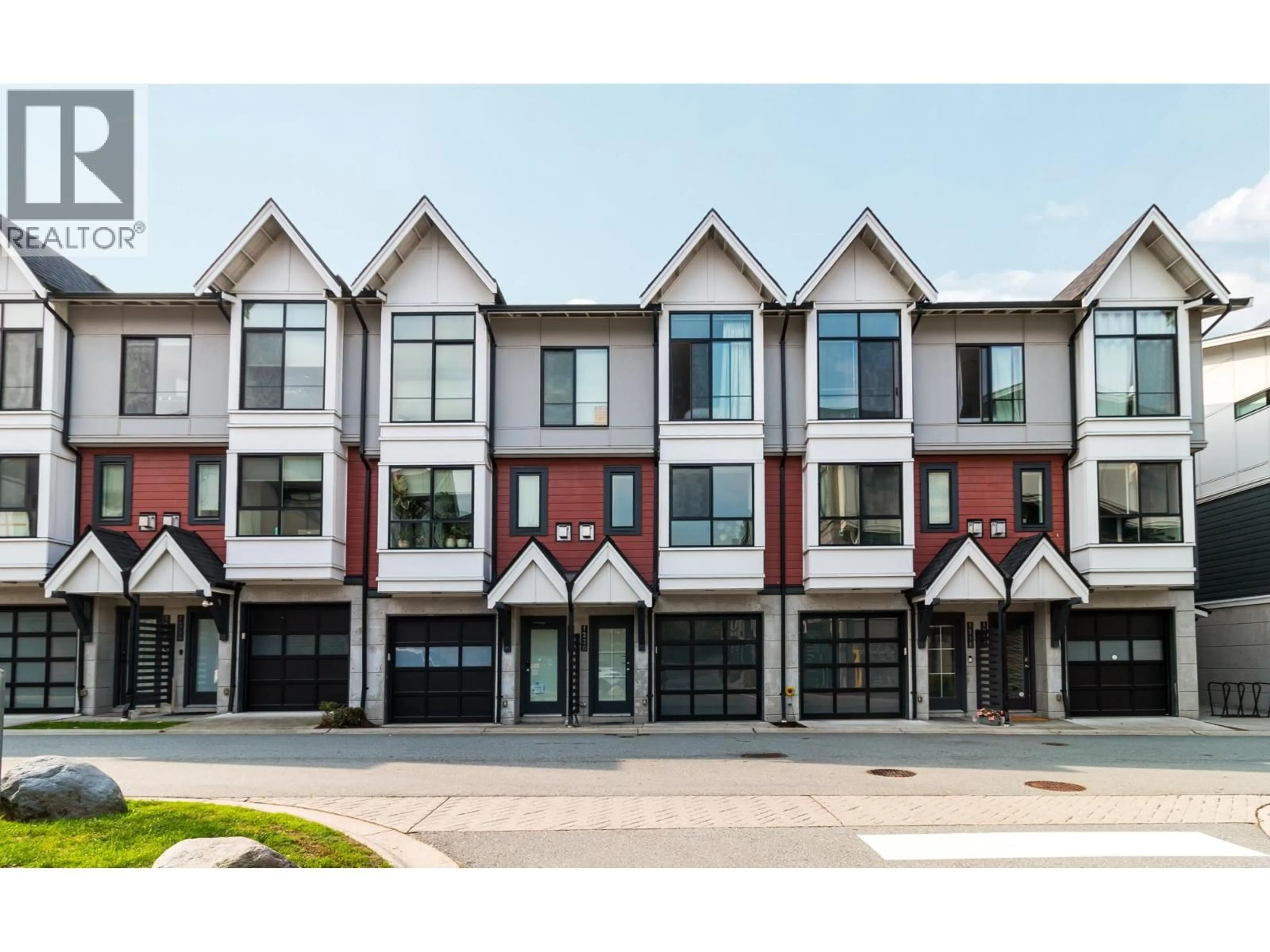 Home with vinyl exterior material, street for 1220 GRANITE DRIVE, Squamish British Columbia V8B0V9